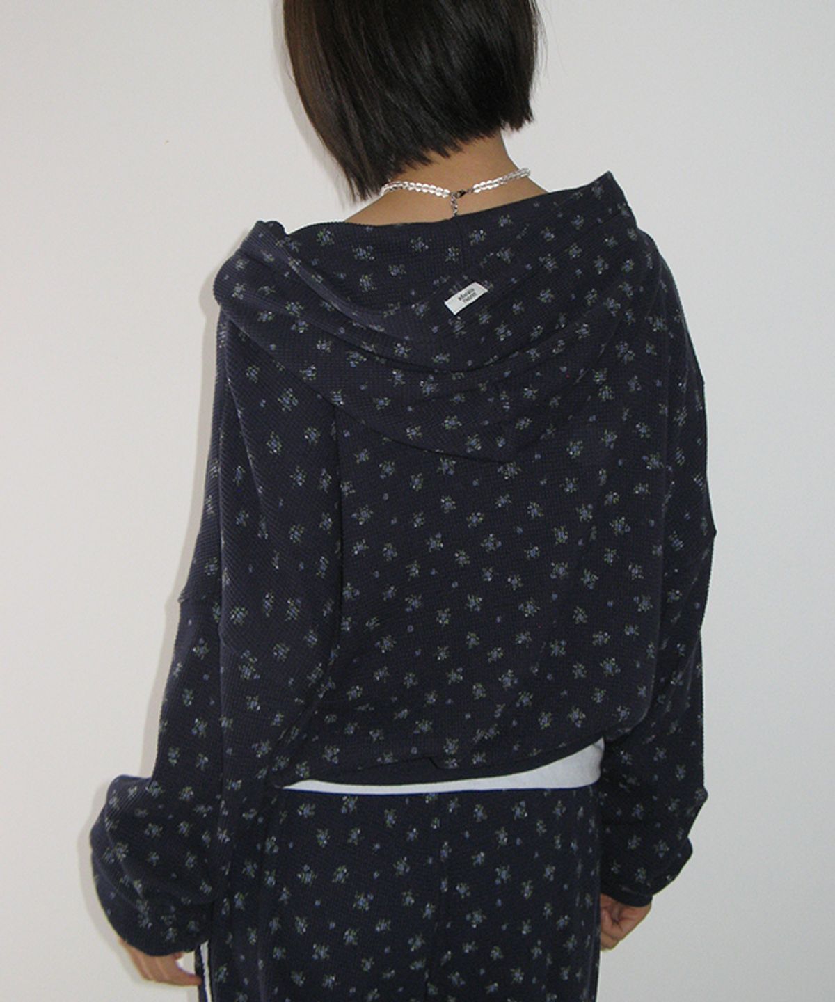 론론(RONRON) WALFFLE FLORAL HOODED ZIP UP NAVY