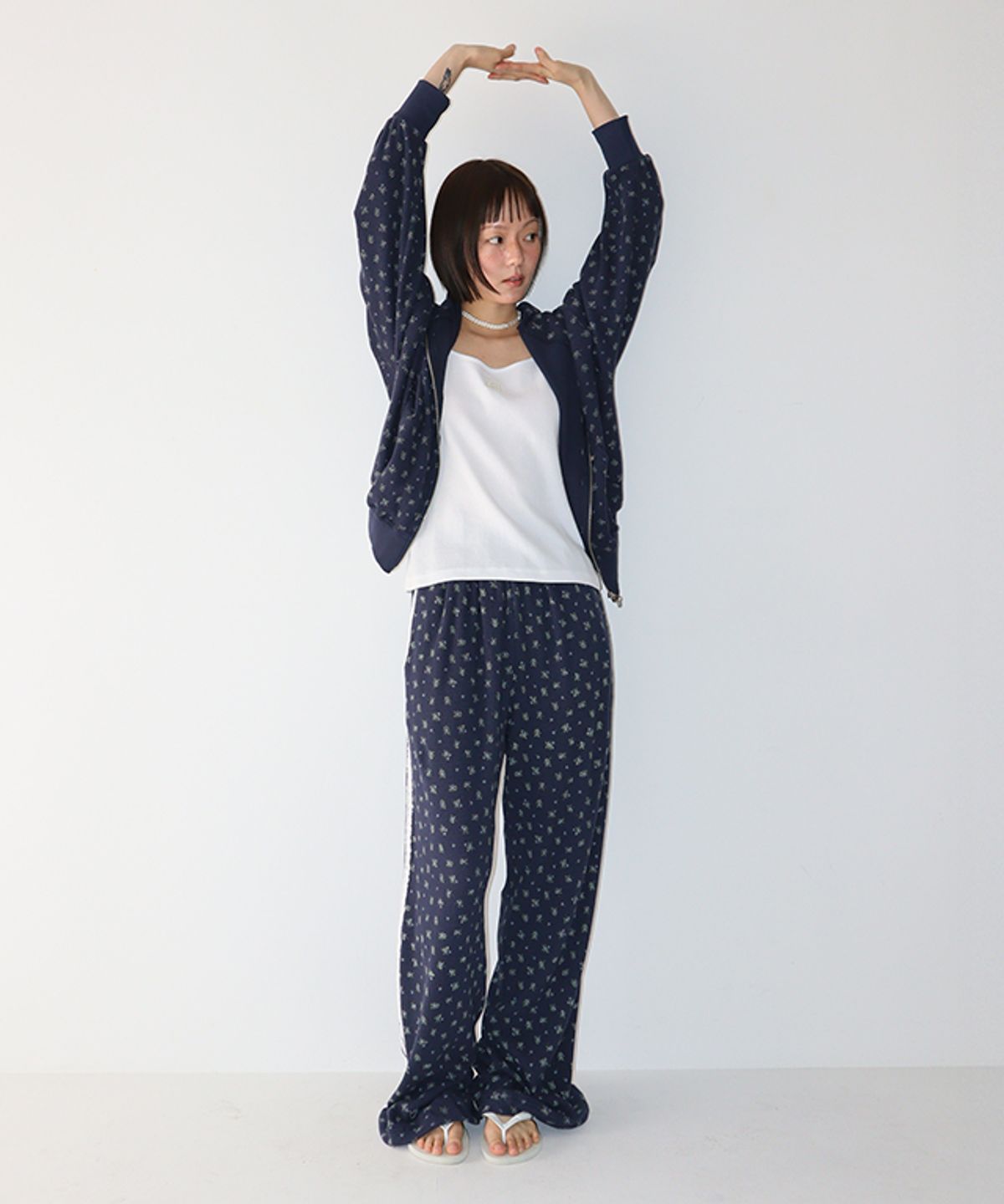 론론(RONRON) WALFFLE FLORAL HOODED ZIP UP NAVY