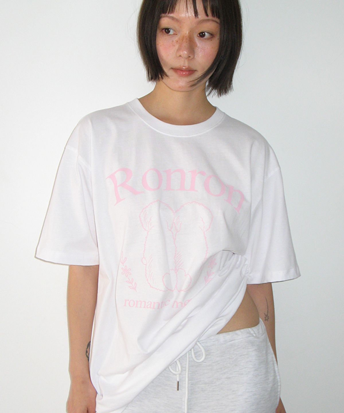 론론(RONRON) PUPPY TAILS BASIC FIT T SHIRT WHITE PINK