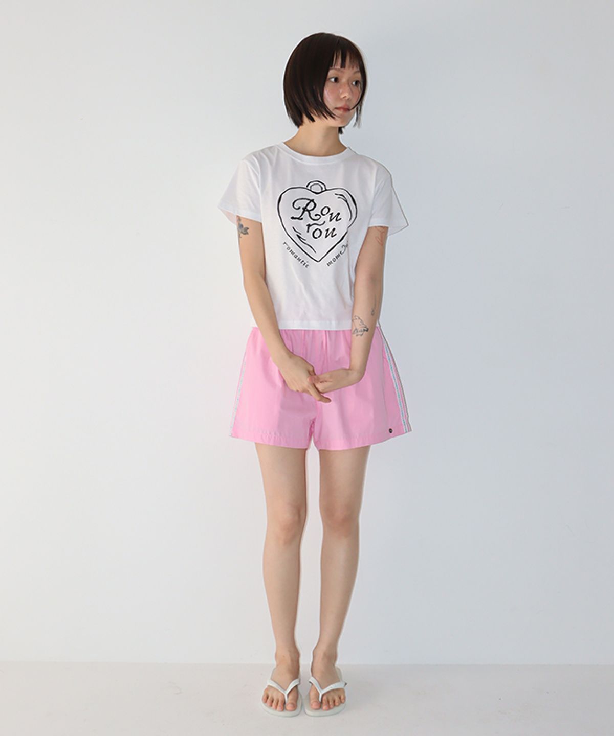 론론(RONRON) ROMANTIC PENDANT CROP T SHIRT WHITE