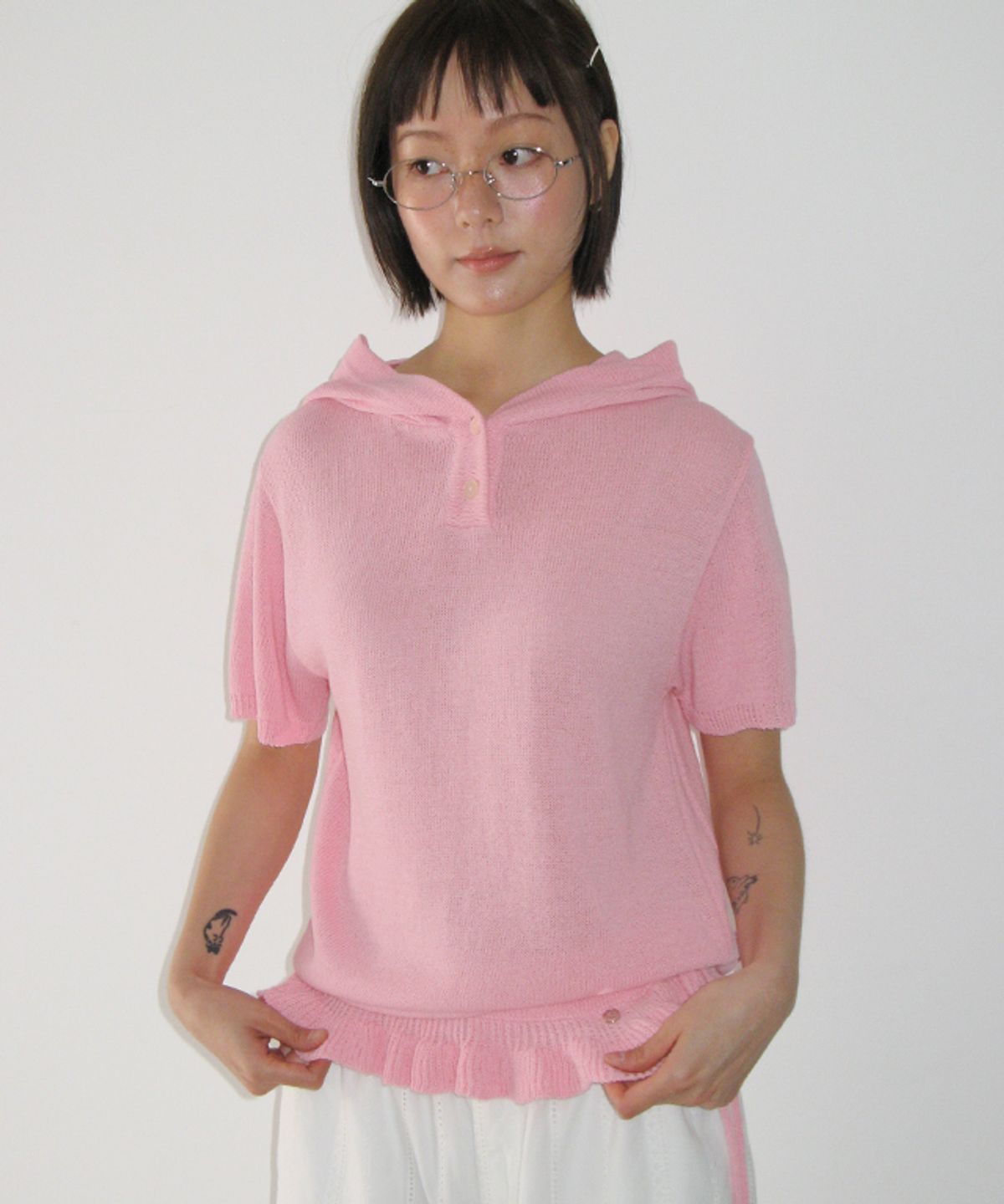 론론(RONRON) BUTTON HOODED FRILL HALF SLEEVE KNIT SOFT PINK