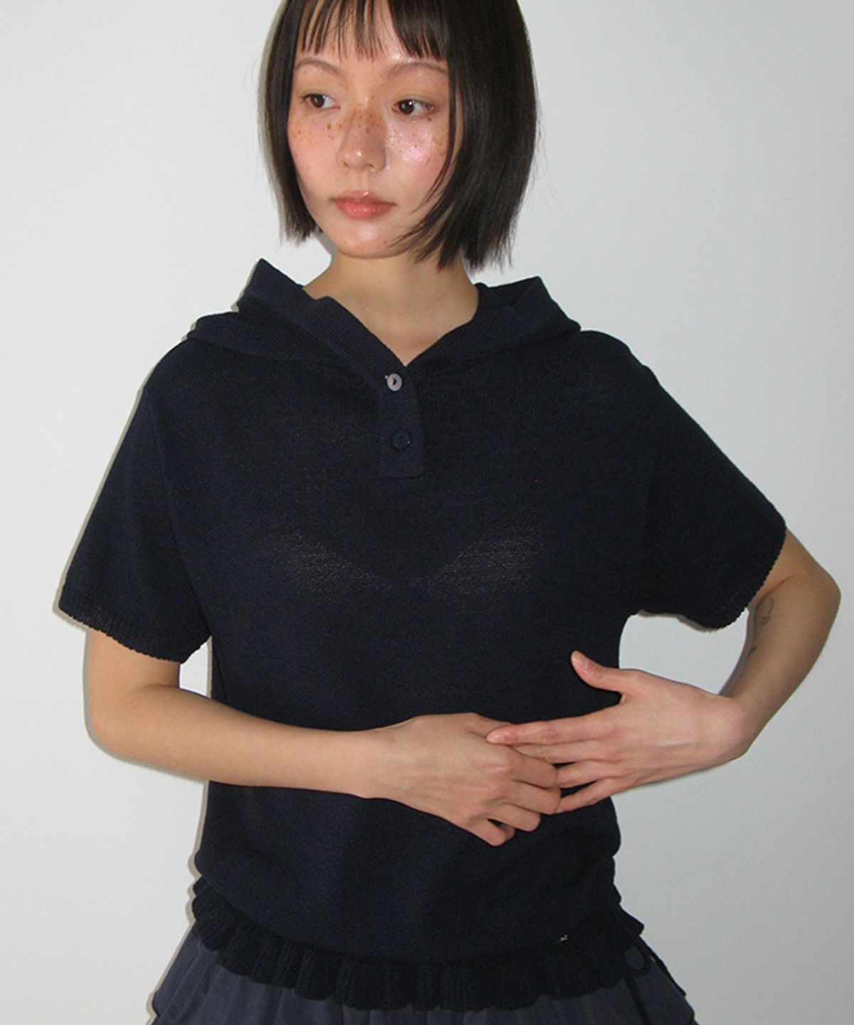 론론(RONRON) BUTTON HOODED FRILL HALF SLEEVE KNIT NAVY