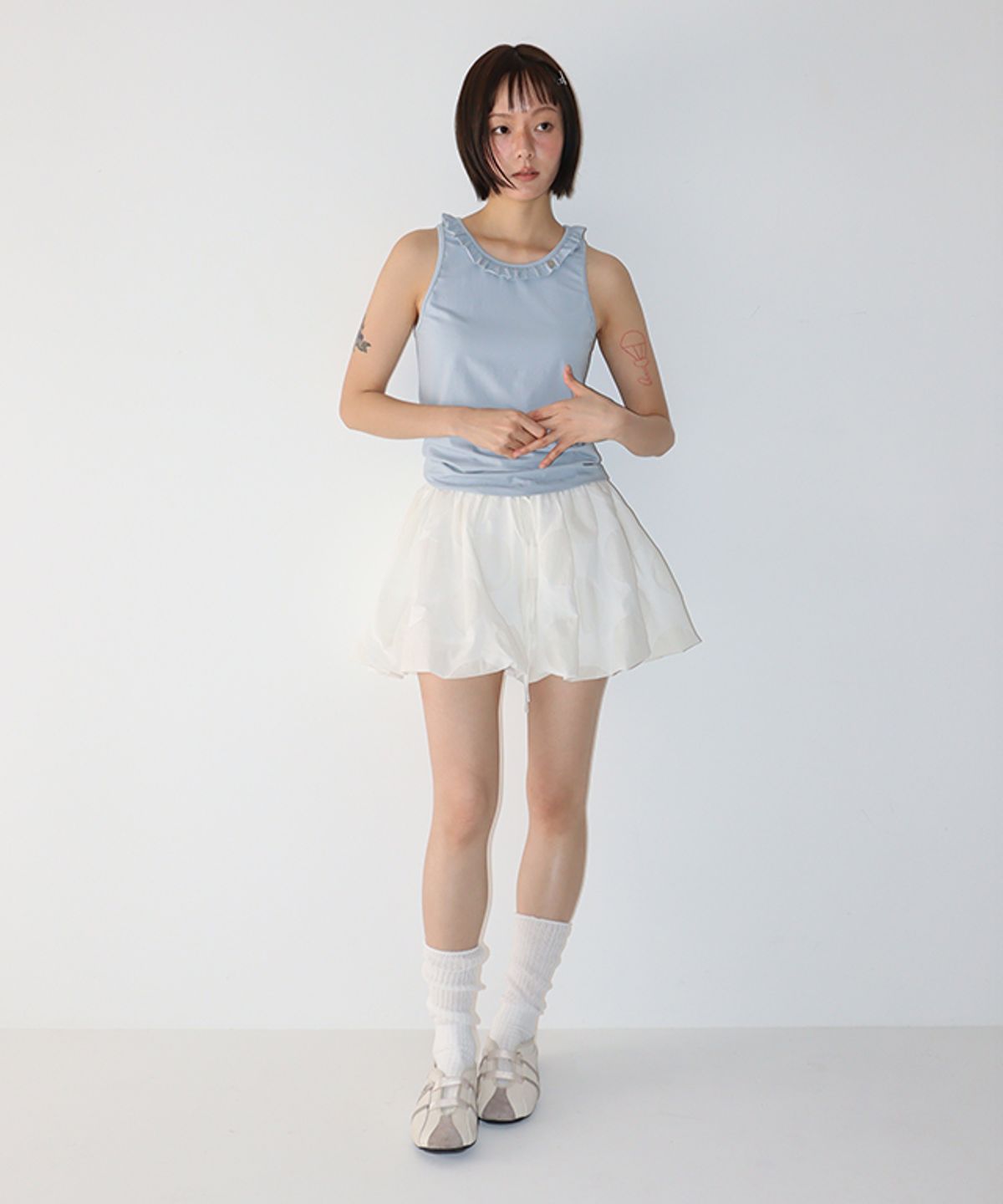 론론(RONRON) FRILL NECK SLEEVELESS SOFT BLUE