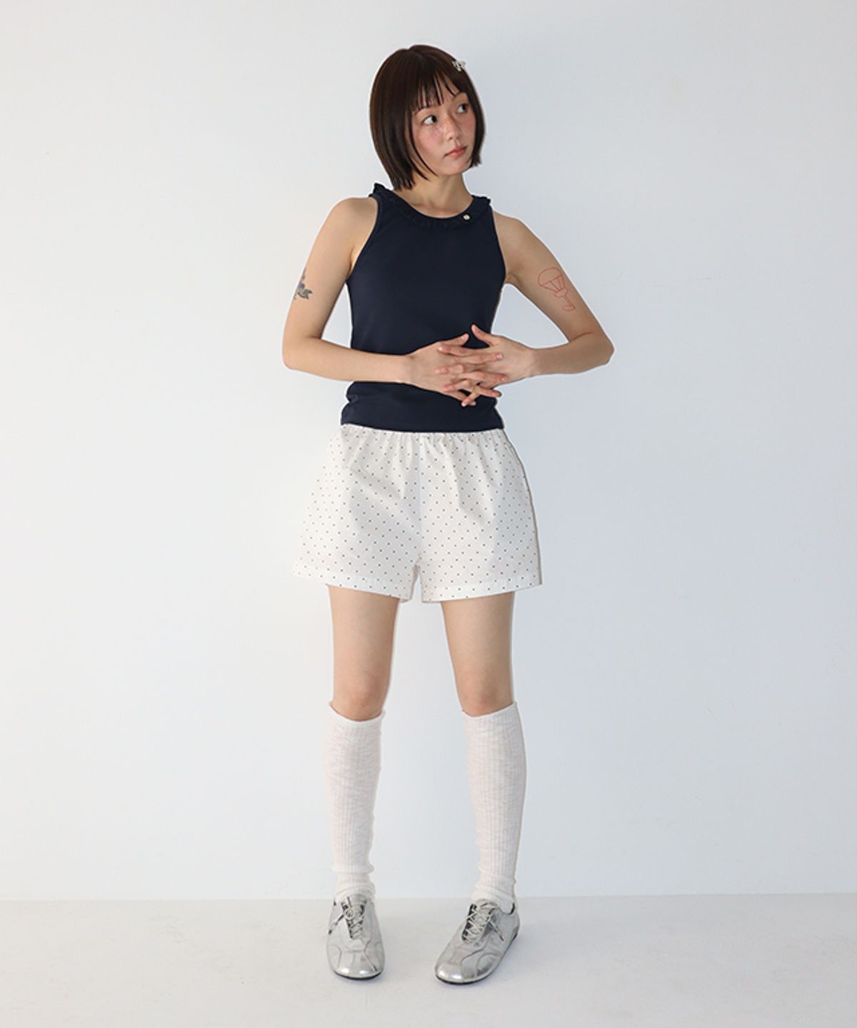 론론(RONRON) FRILL NECK SLEEVELESS NAVY