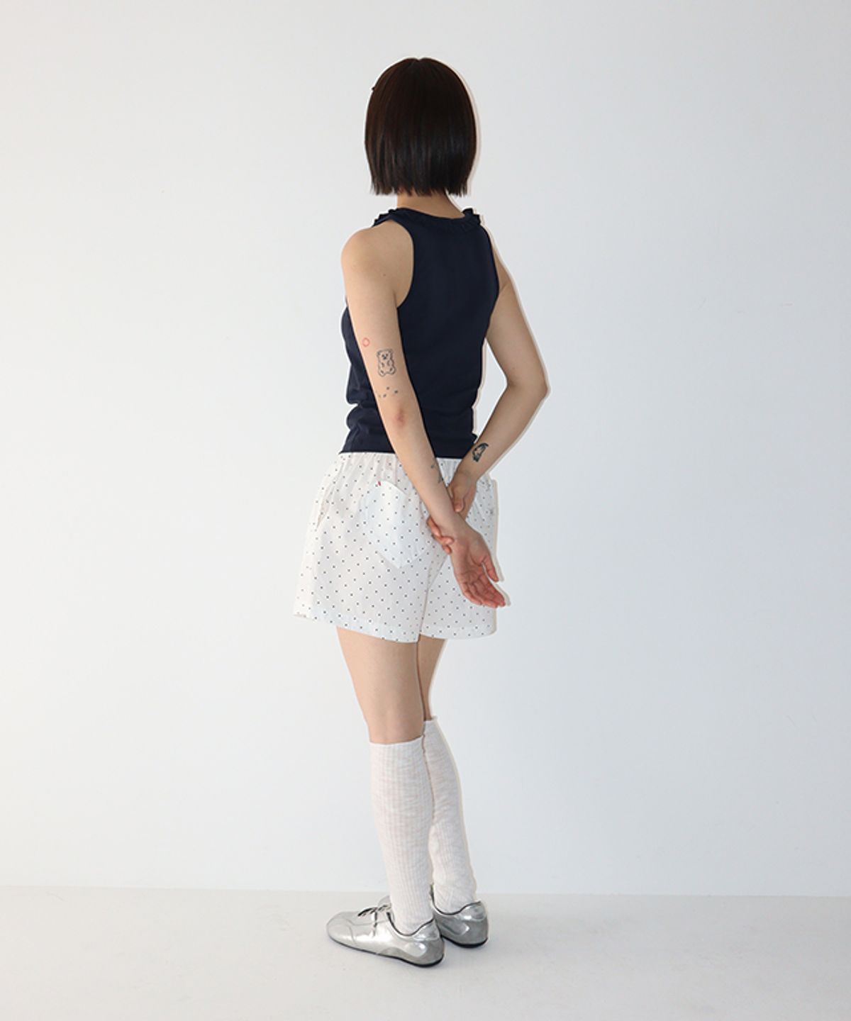 론론(RONRON) FRILL NECK SLEEVELESS NAVY