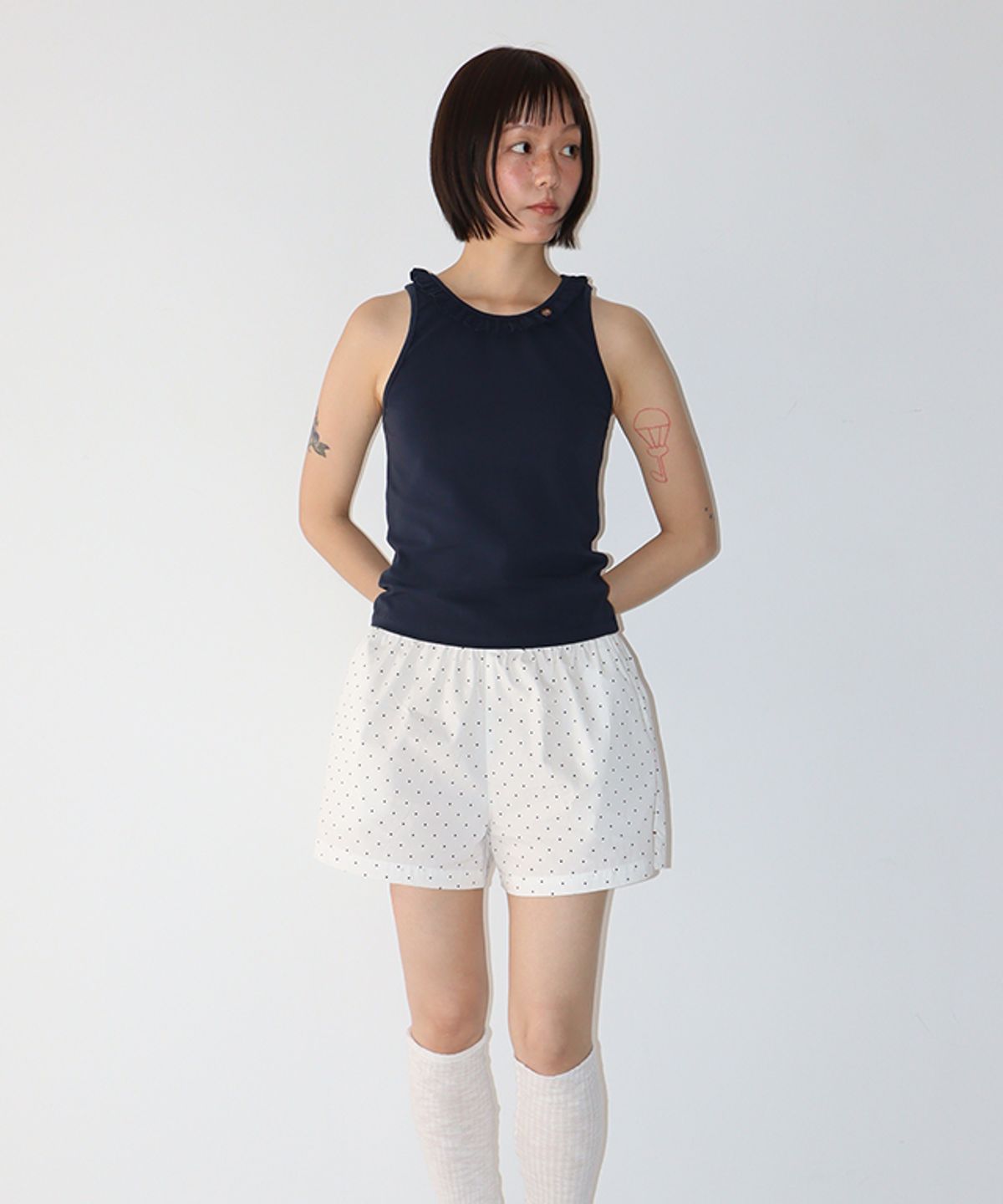 론론(RONRON) FRILL NECK SLEEVELESS NAVY