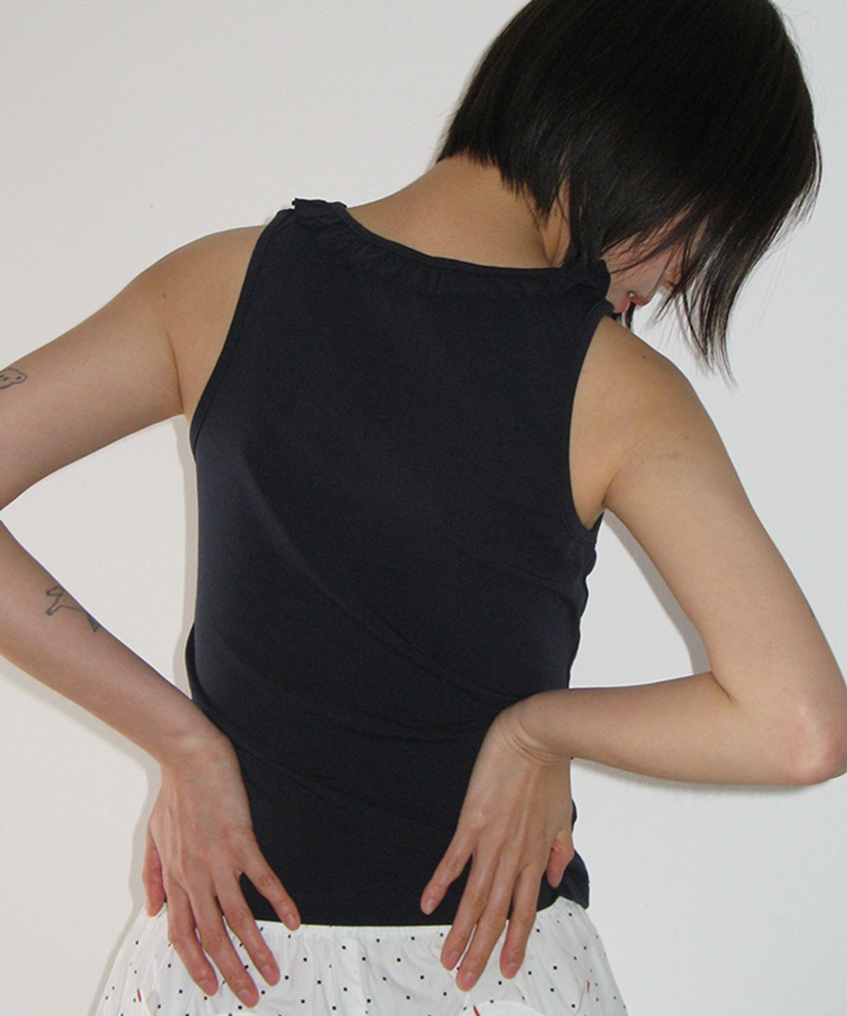 론론(RONRON) FRILL NECK SLEEVELESS NAVY
