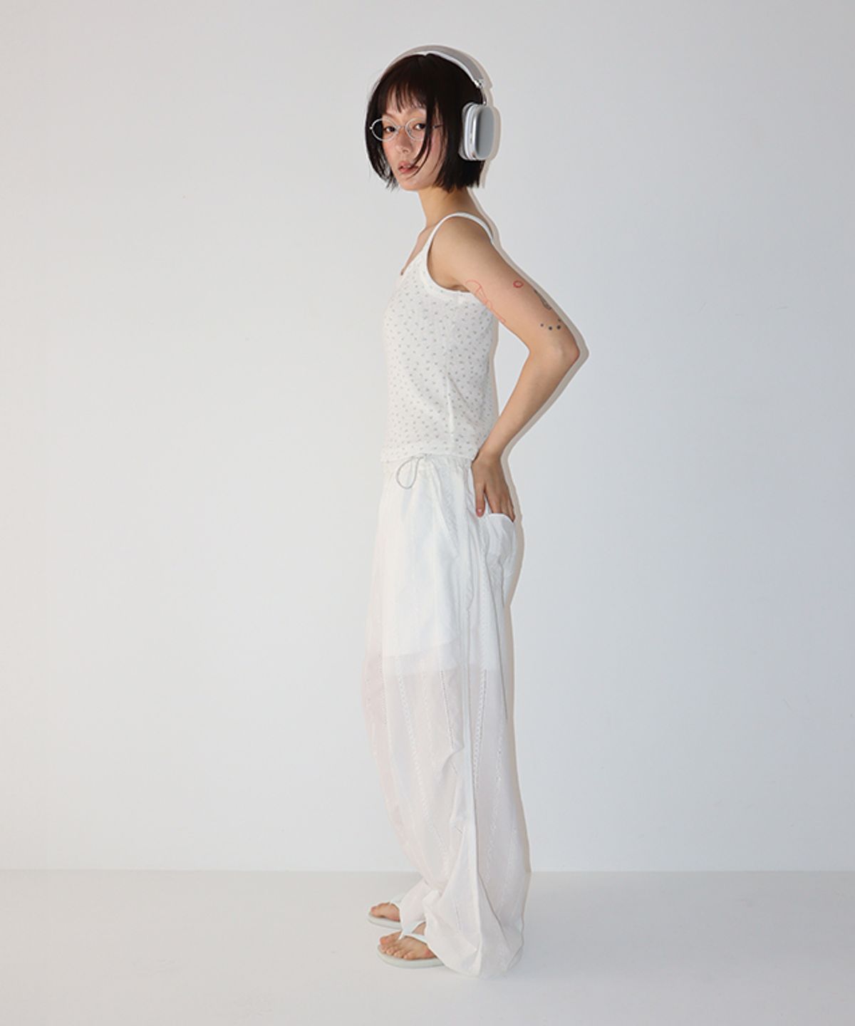 론론(RONRON) WALFFLE FLORAL SLEEVELESS WHITE
