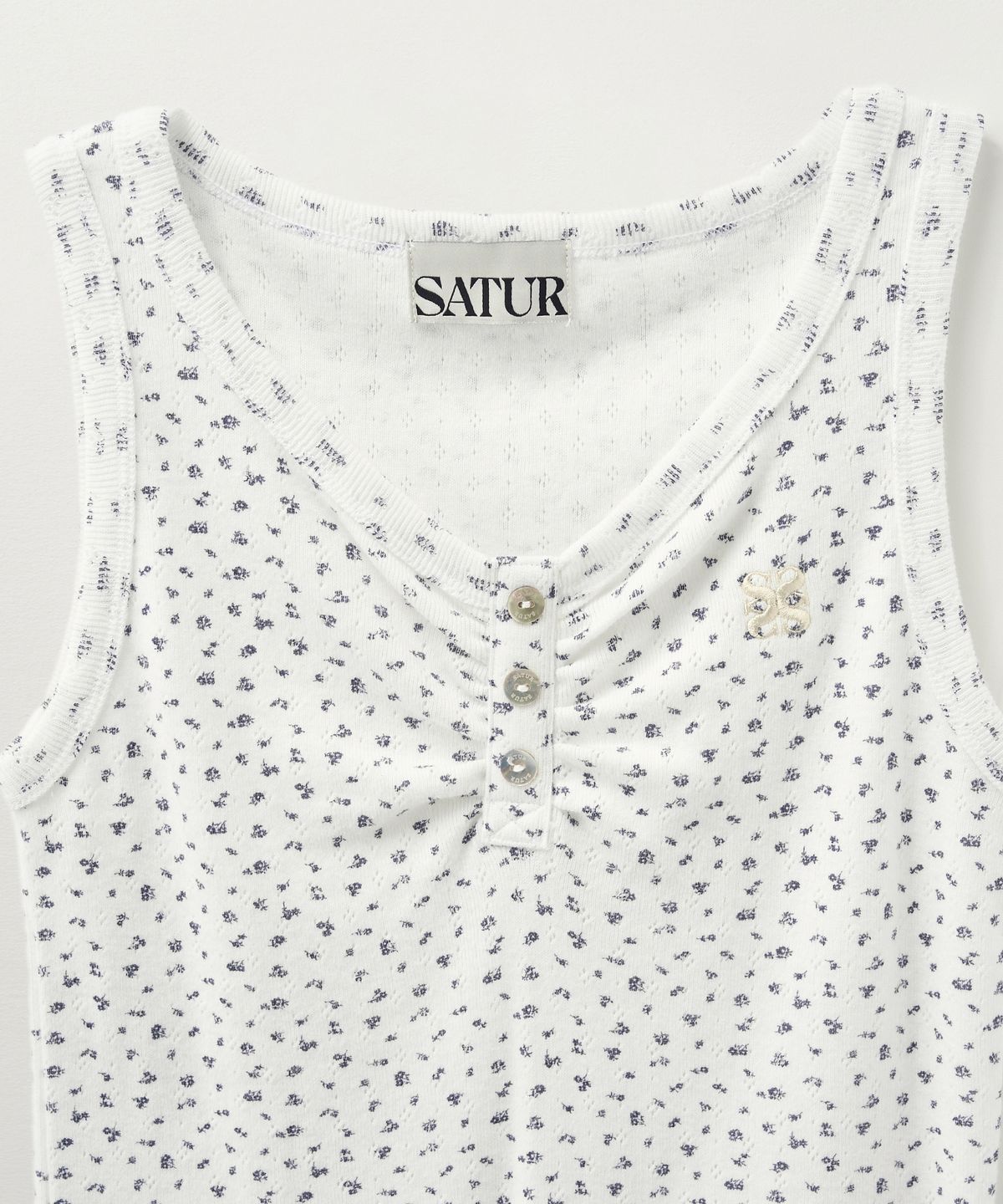 세터(SATUR) (W) 버튼업 플라워 셔링 슬리브리스 탑 화이트
