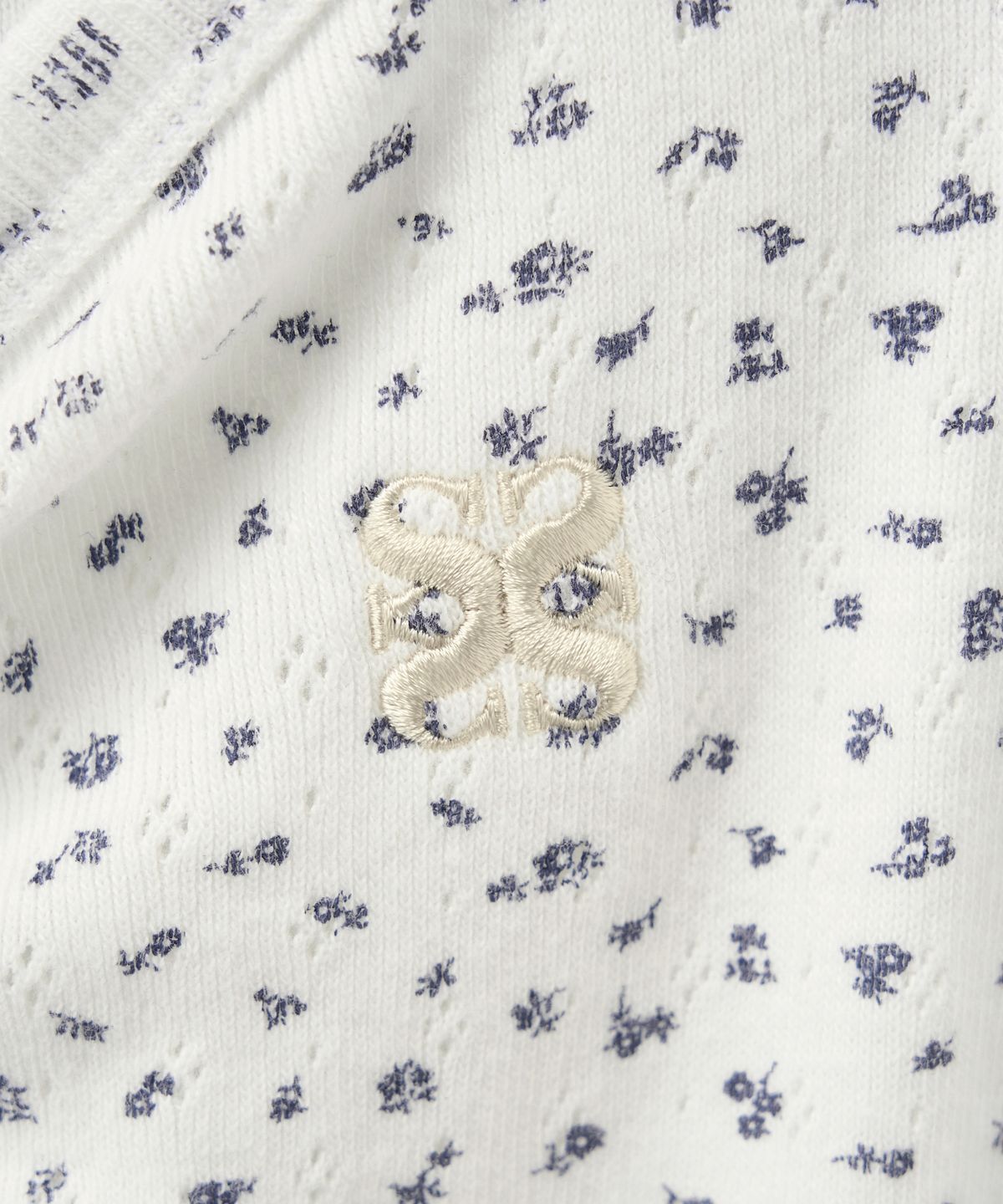세터(SATUR) (W) 버튼업 플라워 셔링 슬리브리스 탑 화이트