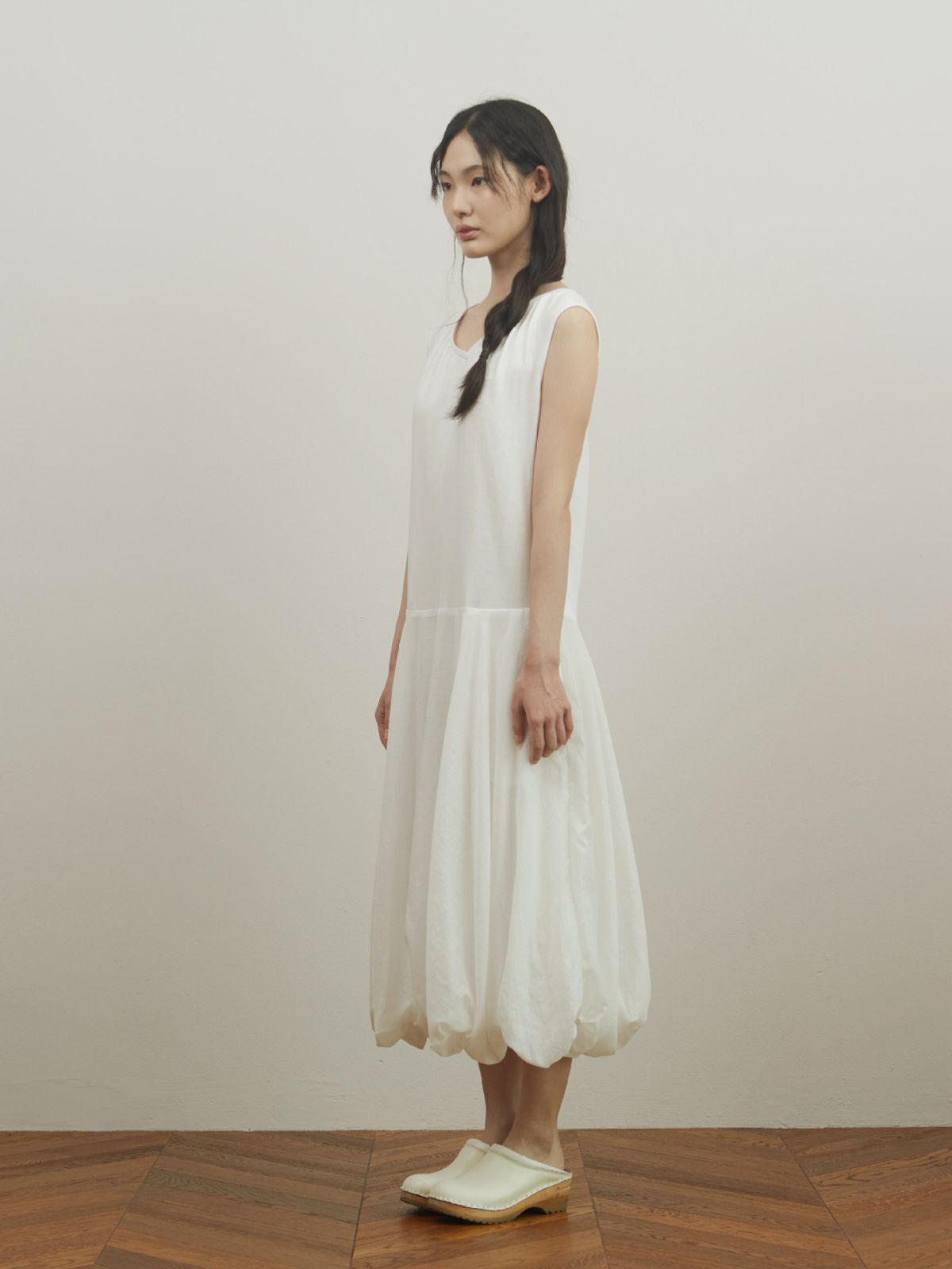 피브스피브스(PEEVES PEEVES) Shirred V-Neck Volume Dress / White