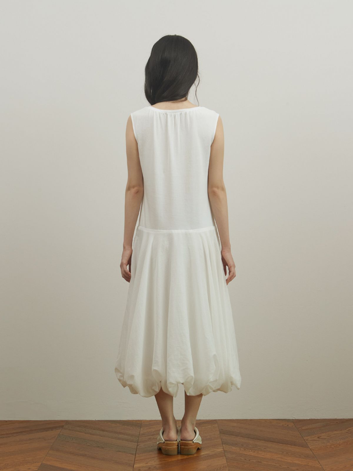 피브스피브스(PEEVES PEEVES) Shirred V-Neck Volume Dress / White