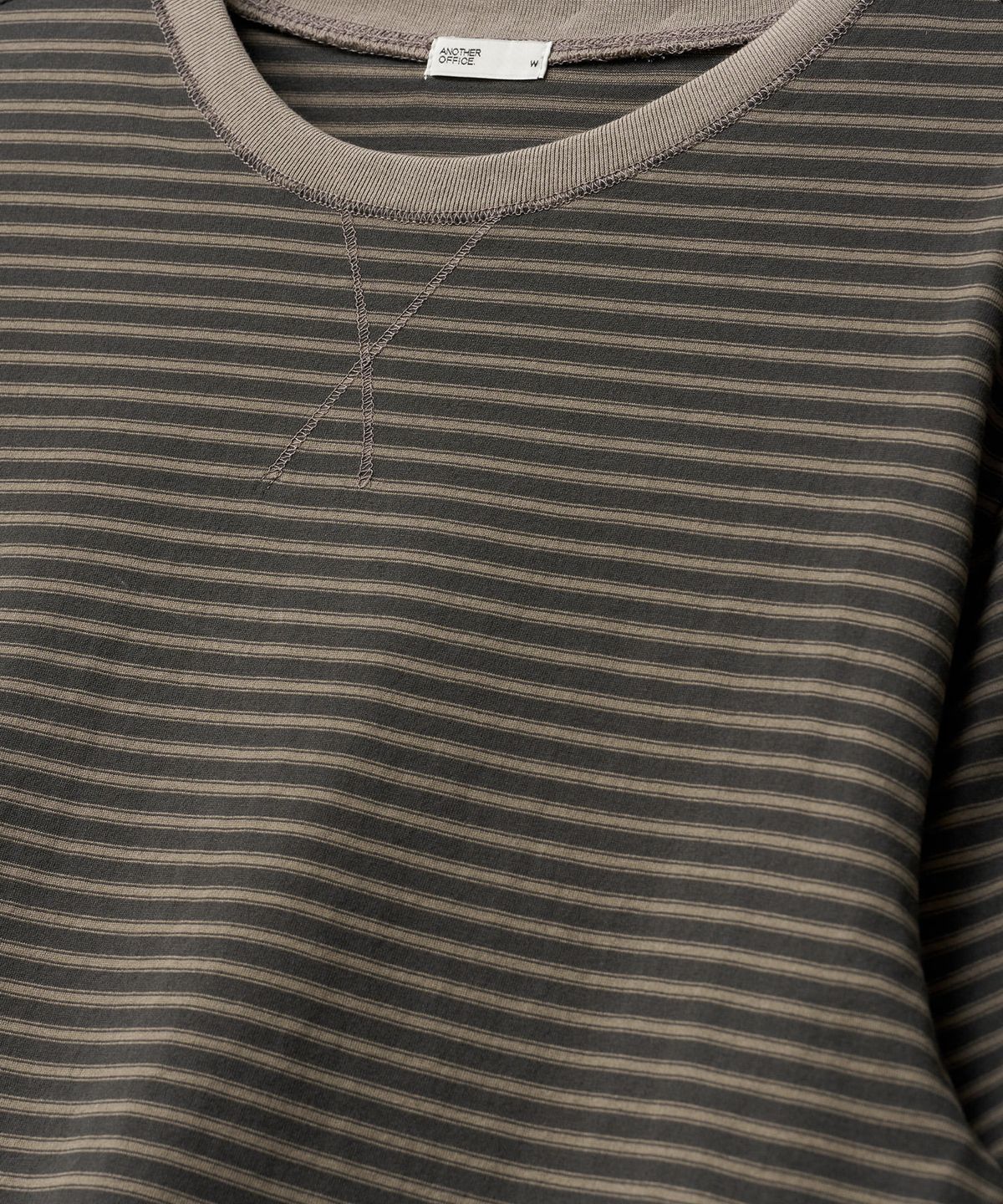 어나더오피스 우먼(ANOTHER OFFICE WOMEN) w. Gusset Stripe Tee (Charcoal)