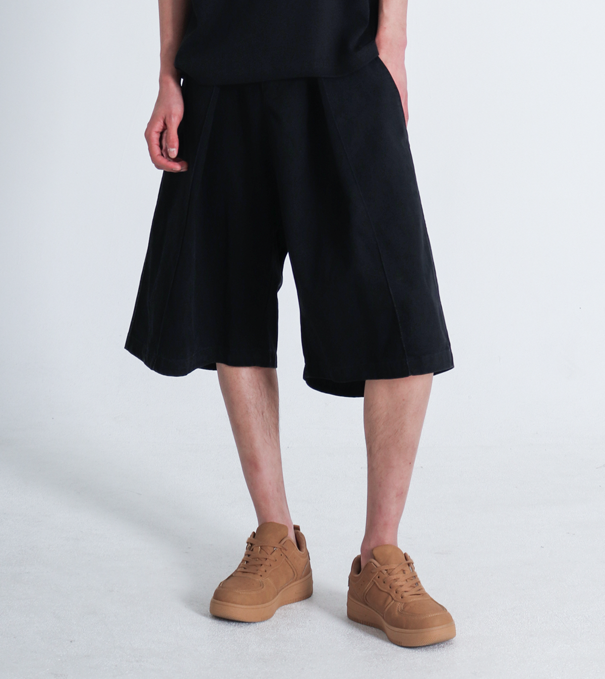 버튼서울(BUTTON SEOUL) 투턱 벌룬 와이드 코튼 버뮤다 밴딩 팬츠 (블랙)