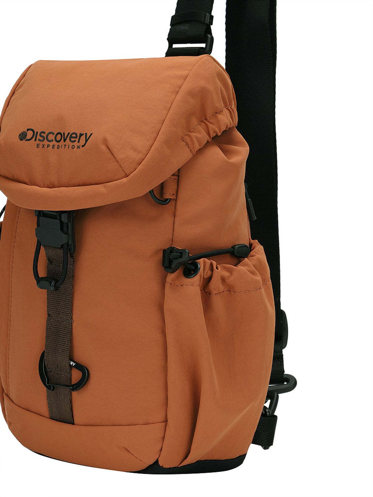 디스커버리 익스페디션(DISCOVERY EXPEDITION) 리프트 플랩 슬링백 (L/ORANGE)