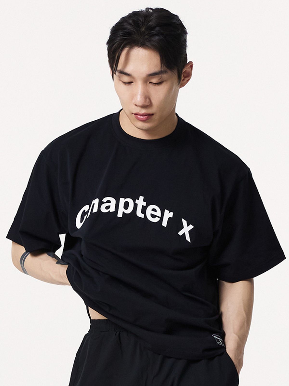 챕터엑스(CHAPTER.X) 오버핏 에센셜 X쇼츠 슬리브 (Black)