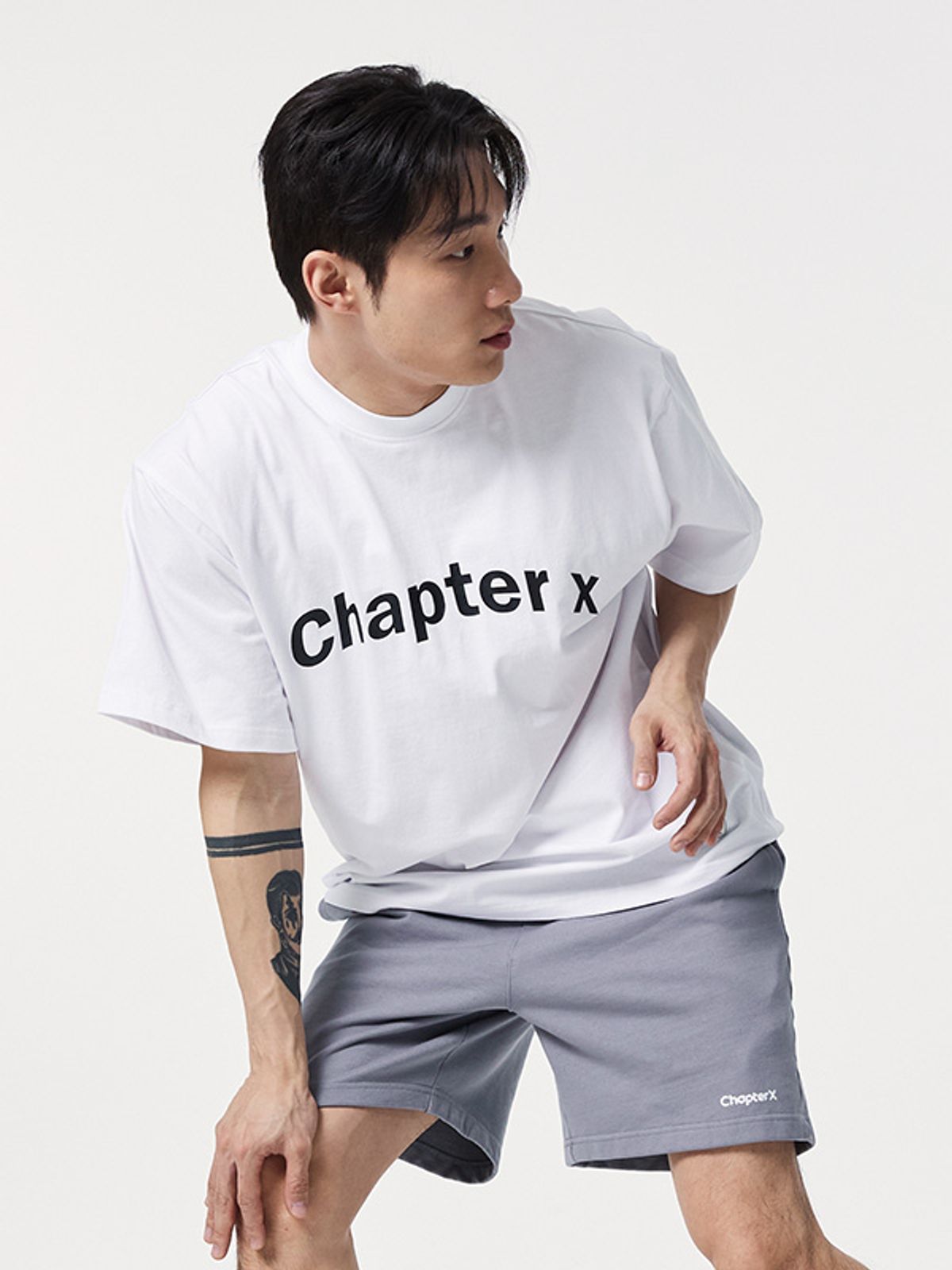챕터엑스(CHAPTER.X) 오버핏 에센셜 X쇼츠 슬리브 (White)