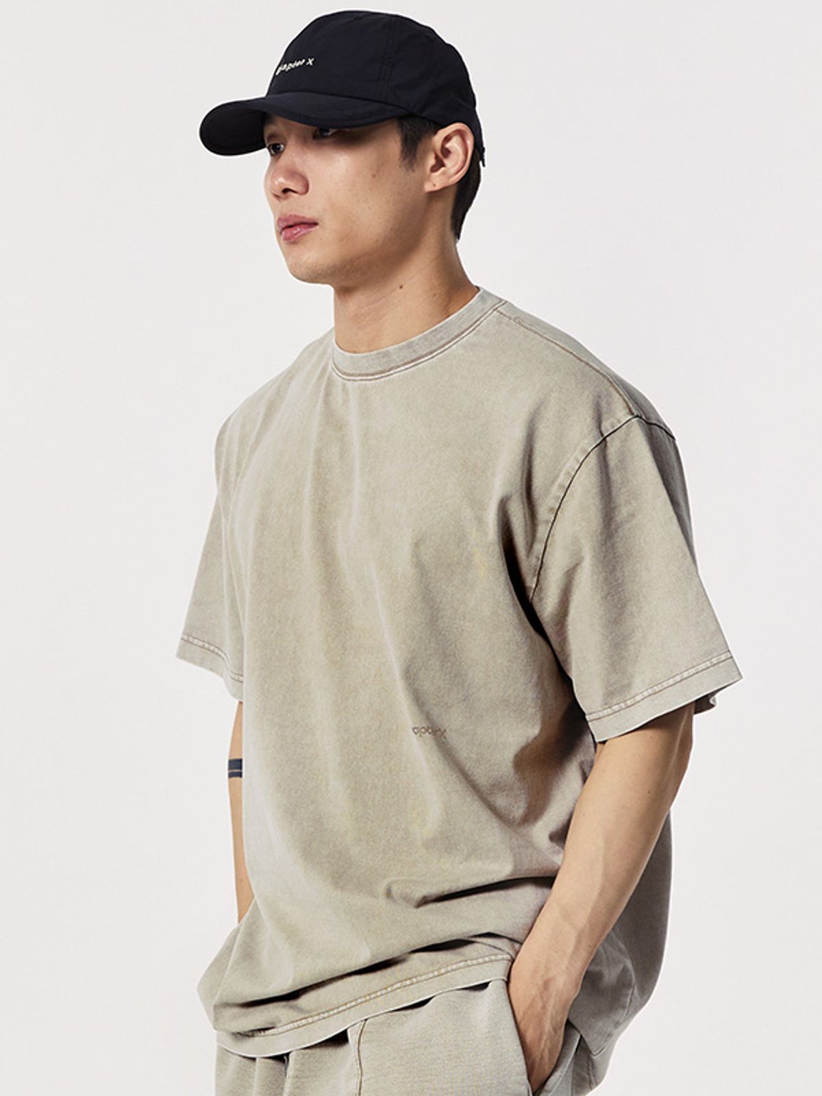 챕터엑스(CHAPTER.X) 피그먼트 머슬핏 소프트 숏 슬리브 (Beige)