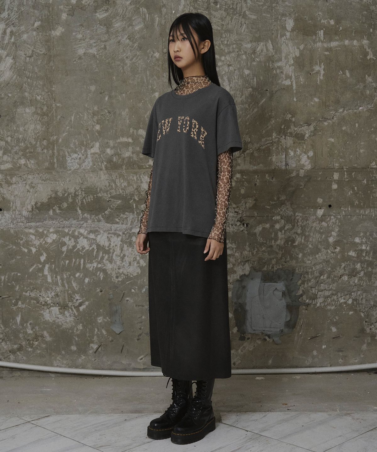 에르에르(ERER) Vintage Leopard New York Artwork T-Shirt Charcoal
