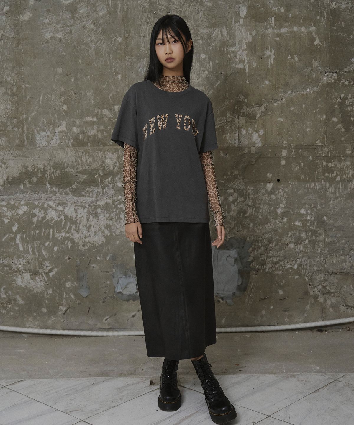 에르에르(ERER) Vintage Leopard New York Artwork T-Shirt Charcoal