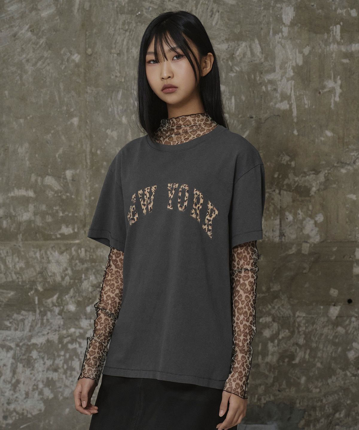 에르에르(ERER) Vintage Leopard New York Artwork T-Shirt Charcoal