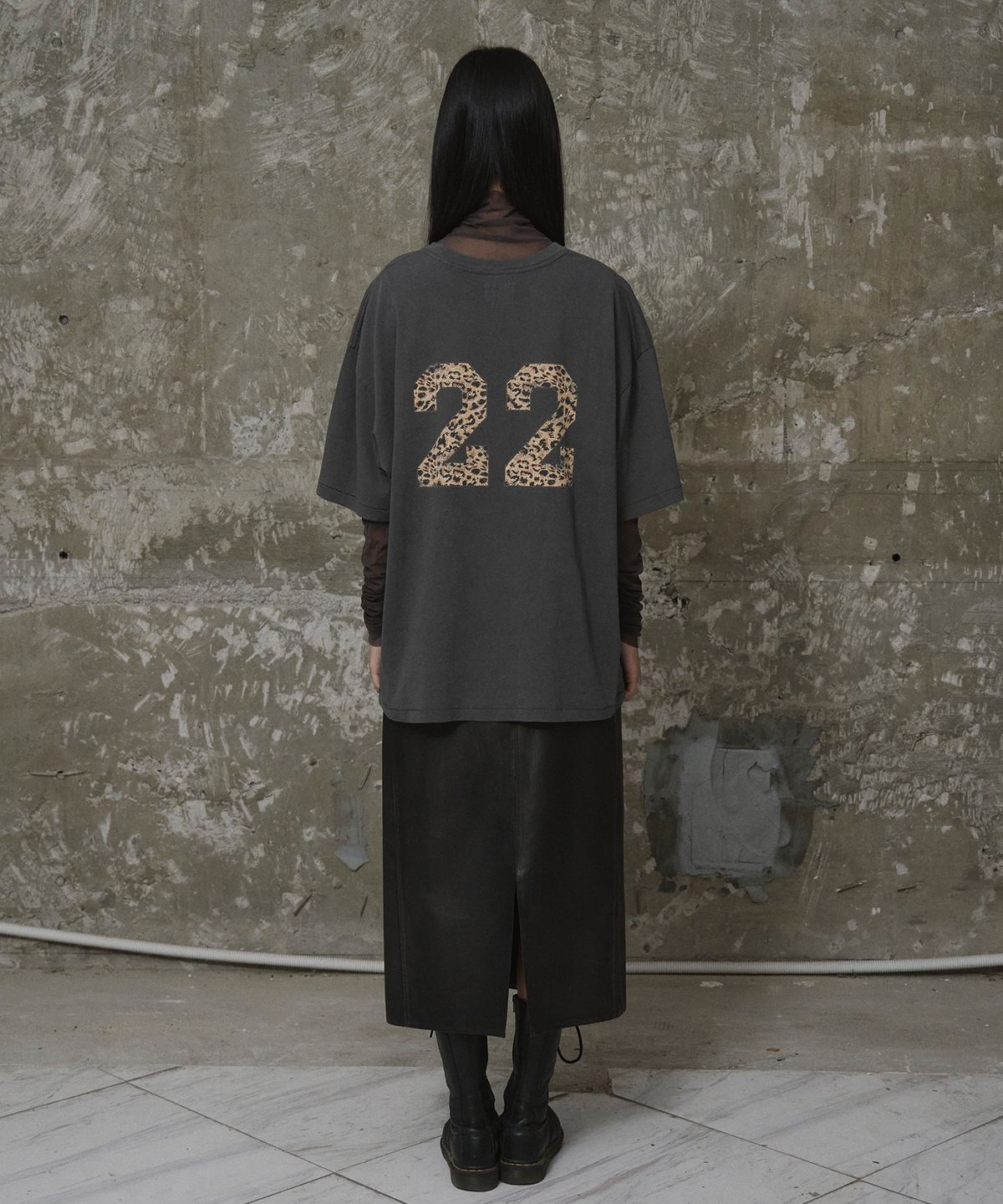 에르에르(ERER) Overfit Vintage Leopard 22 Artwork T-Shirt Charcoal