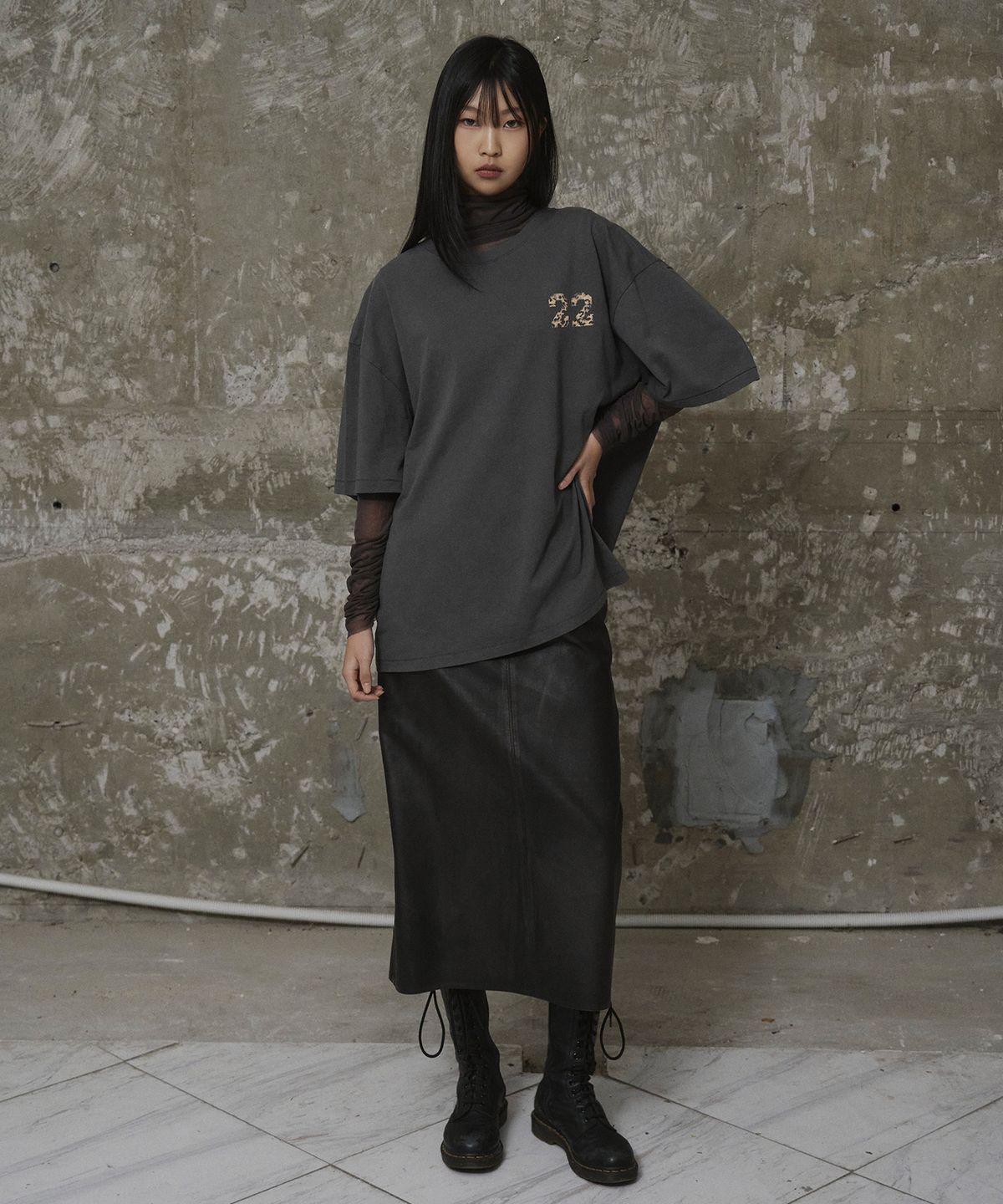 에르에르(ERER) Overfit Vintage Leopard 22 Artwork T-Shirt Charcoal