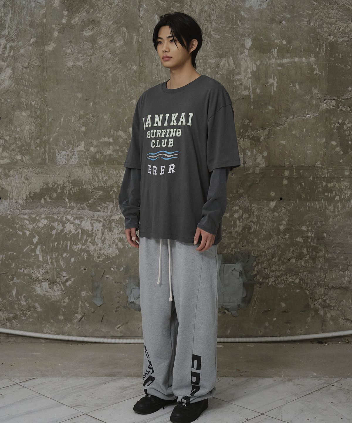에르에르(ERER) Overfit Vintage Painted Surf Club Artwork T-Shirt Charcoal