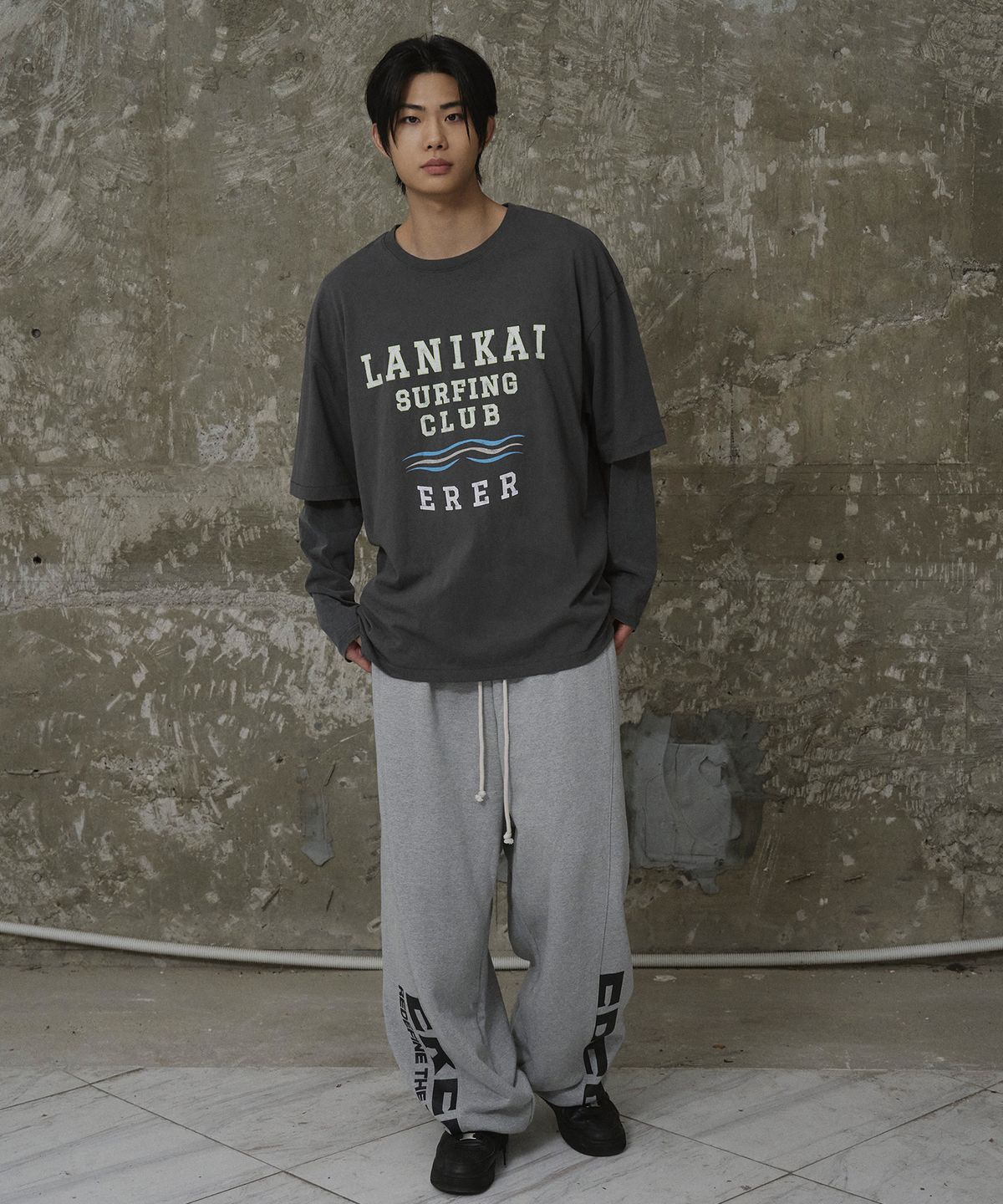 에르에르(ERER) Overfit Vintage Painted Surf Club Artwork T-Shirt Charcoal