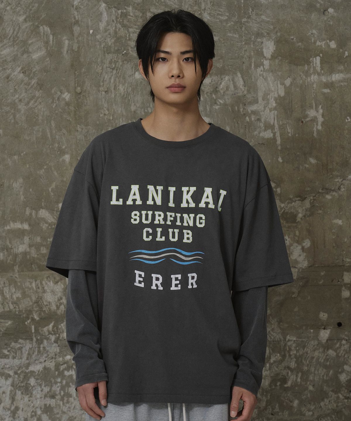에르에르(ERER) Overfit Vintage Painted Surf Club Artwork T-Shirt Charcoal