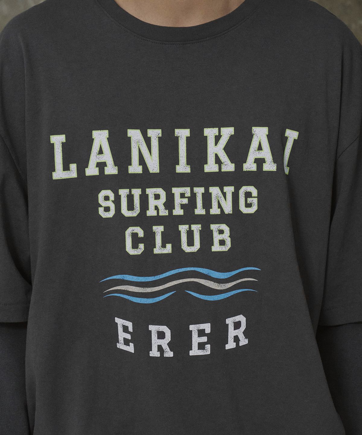 에르에르(ERER) Overfit Vintage Painted Surf Club Artwork T-Shirt Charcoal