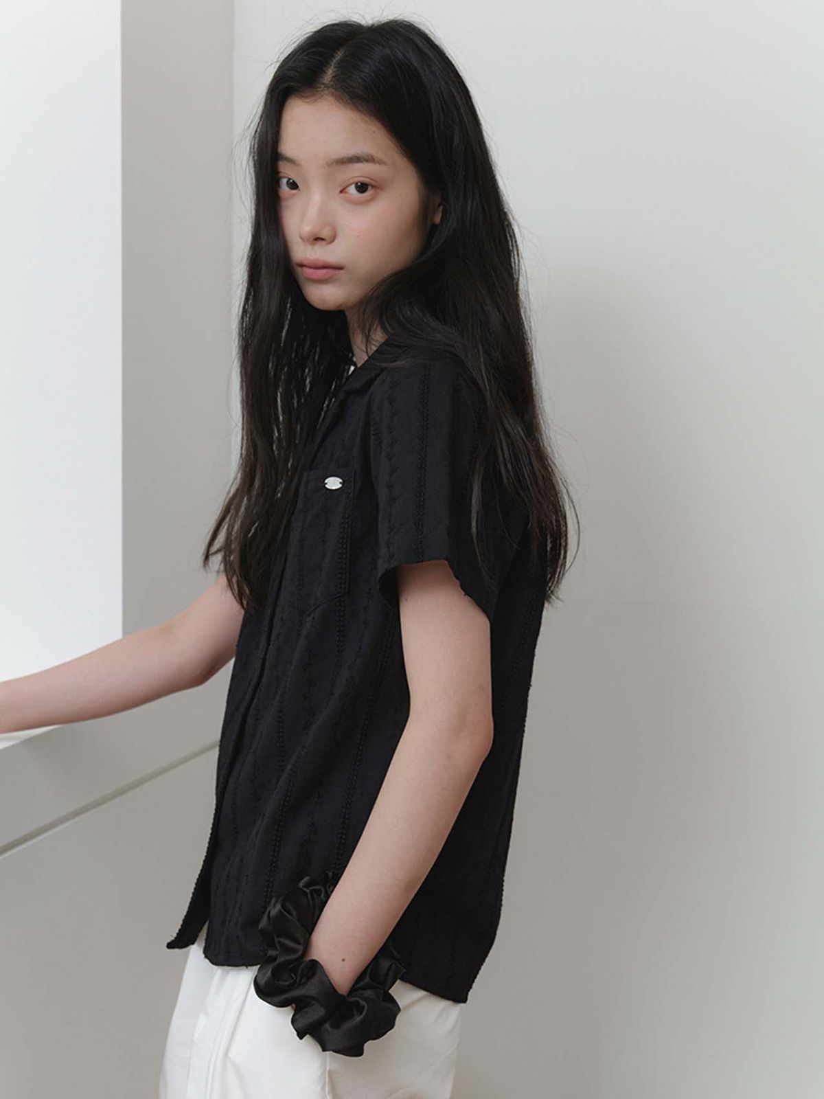 엽페(YUPPE) LACE OLIVE SHIRT_BLACK