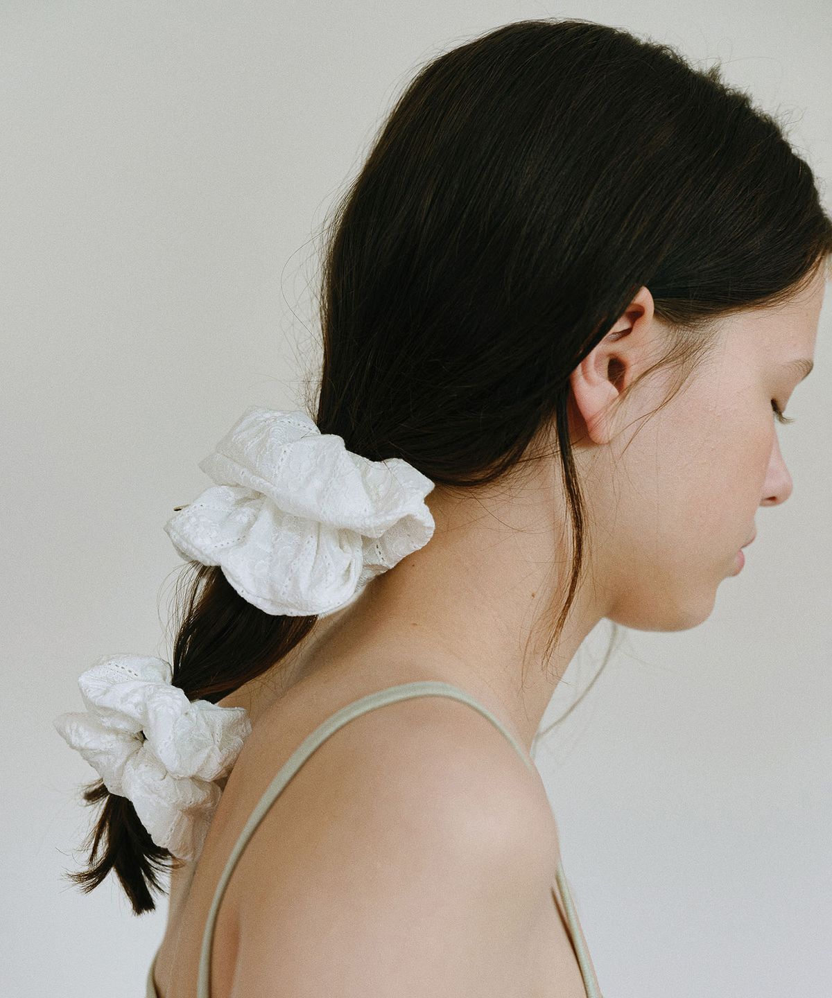 앤니즈(ANDNEEDS) Punching scrunchie (white)