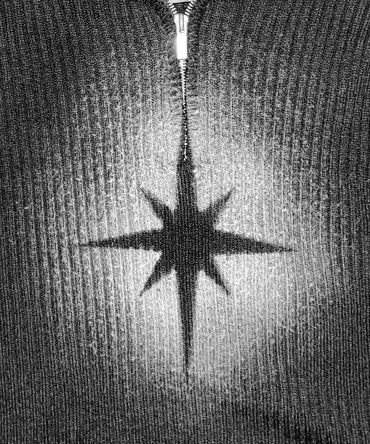 스모크어스타(SMOKEASTAR) SPRAYED STAR KNIT HOODIE (BLACK)