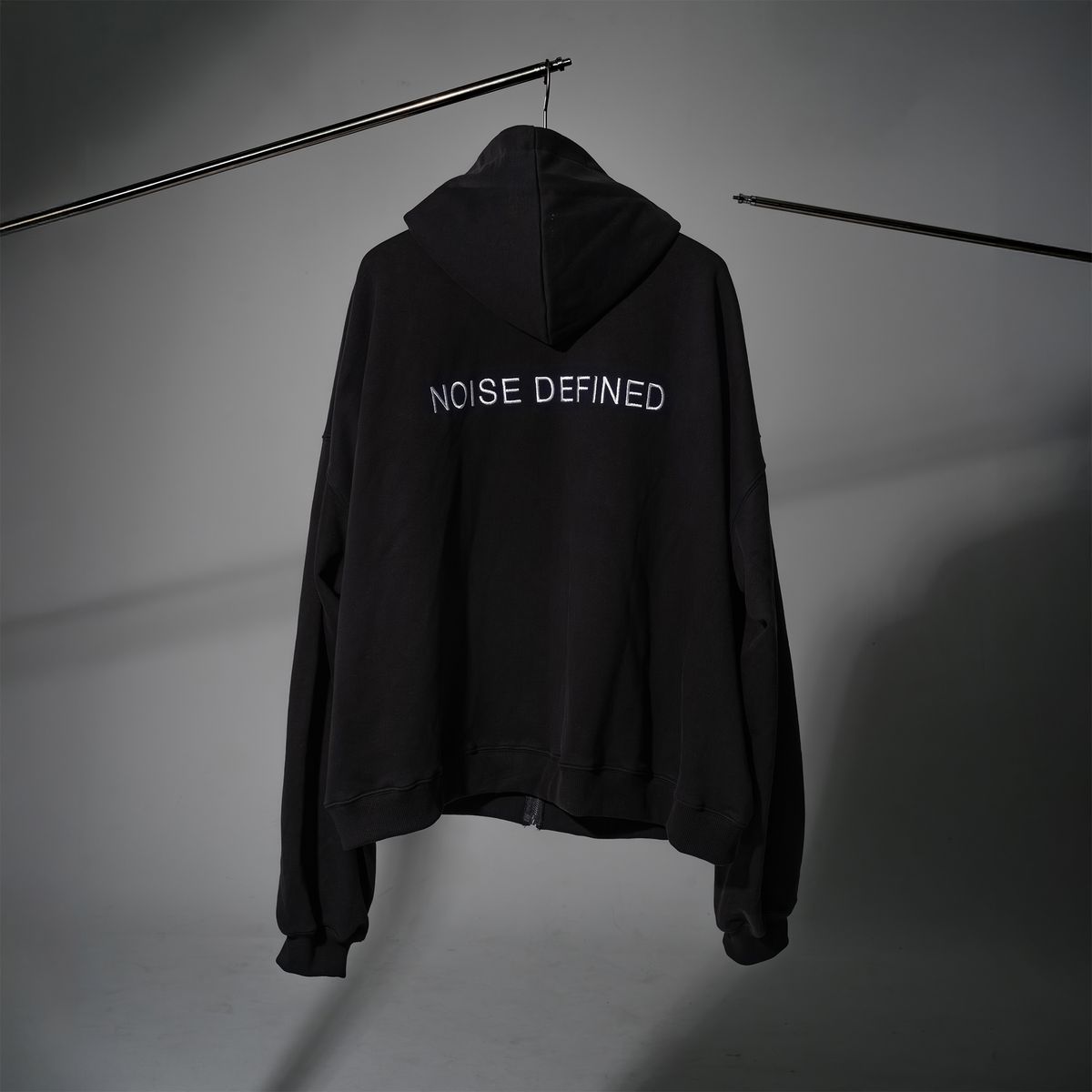 노이즈디파인드(NOISEDEFINED) 에센셜 후드 집업 블랙