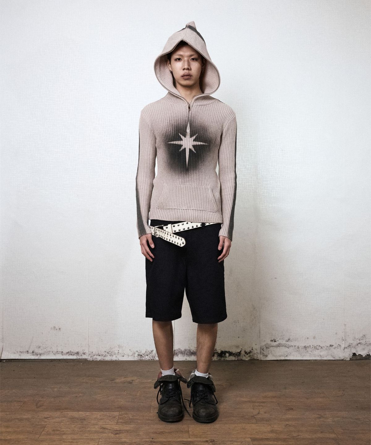 스모크어스타(SMOKEASTAR) SPRAYED STAR KNIT HOODIE (BEIGE)