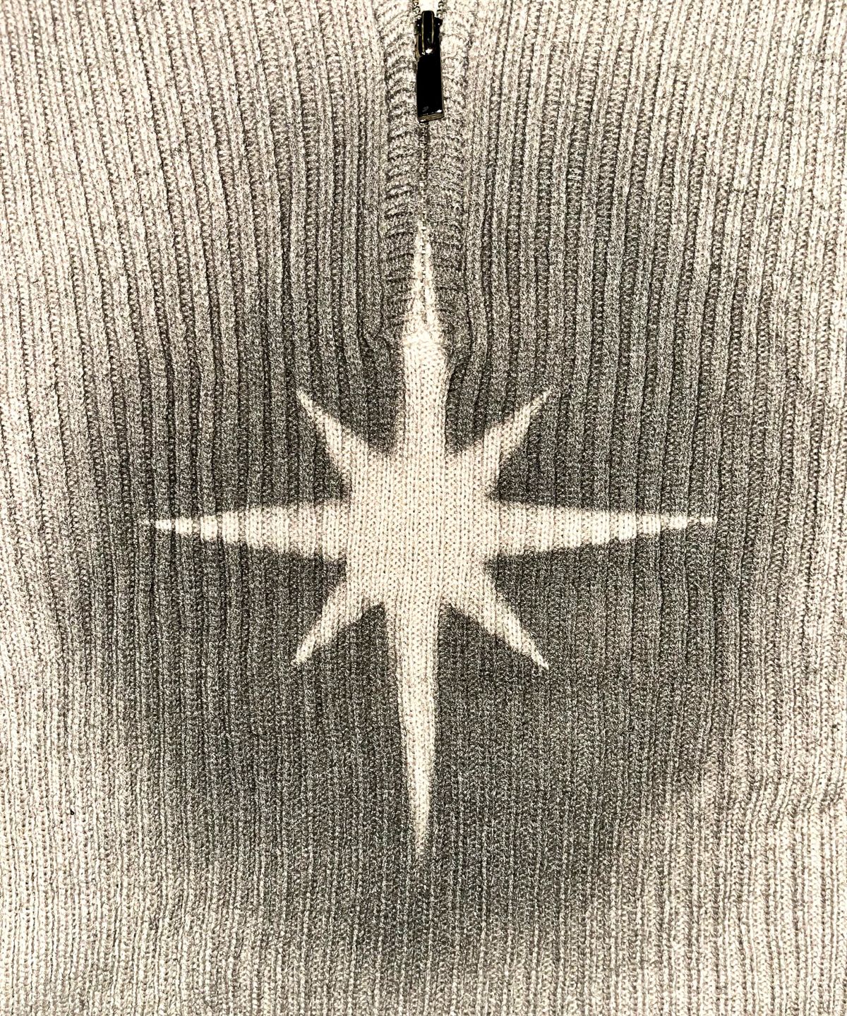 스모크어스타(SMOKEASTAR) SPRAYED STAR KNIT HOODIE (BEIGE)