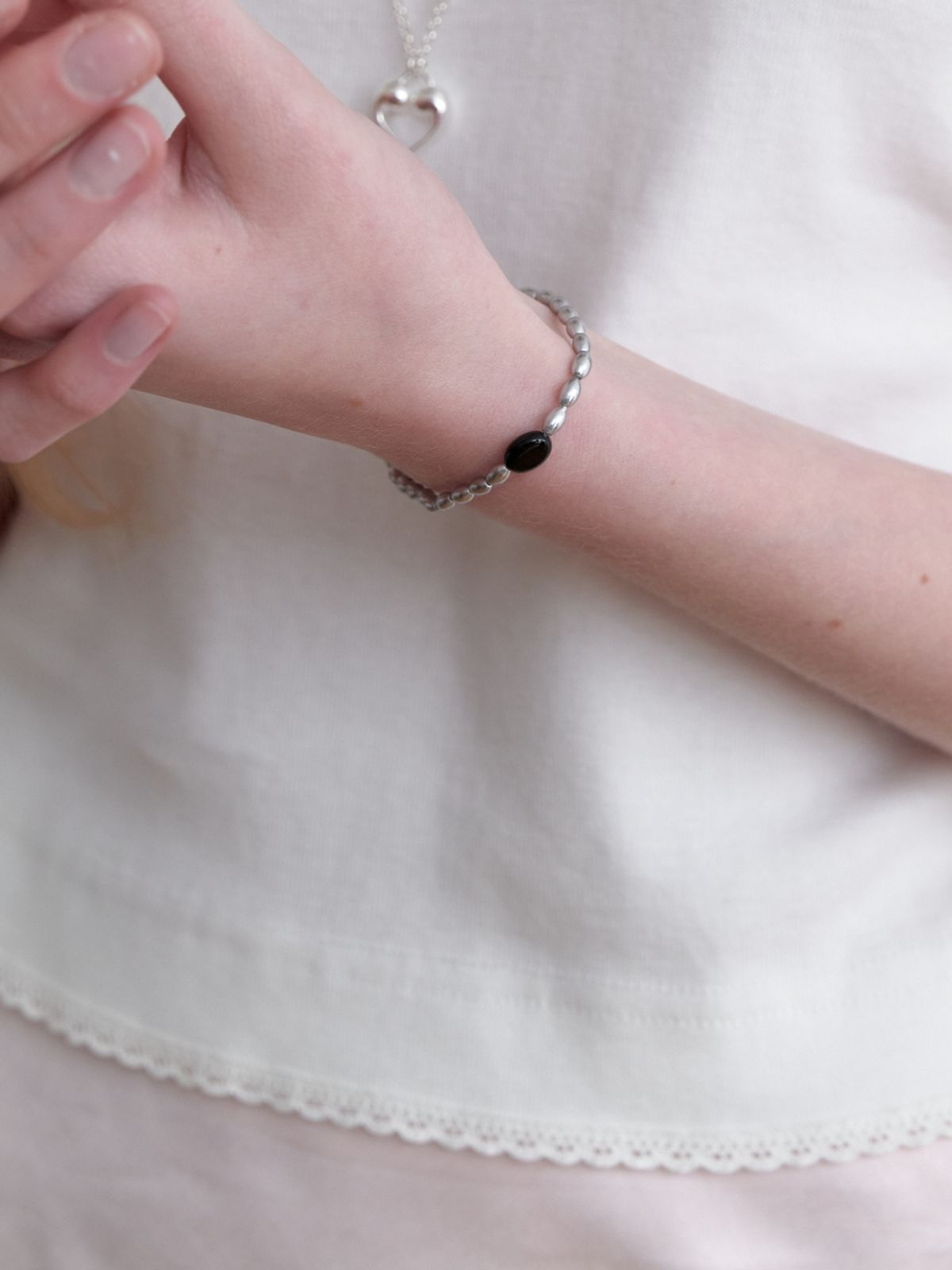 러브미몬스터(LOVE ME MONSTER) Chic Grey Pearl Gem Bracelet (L251MBC010)