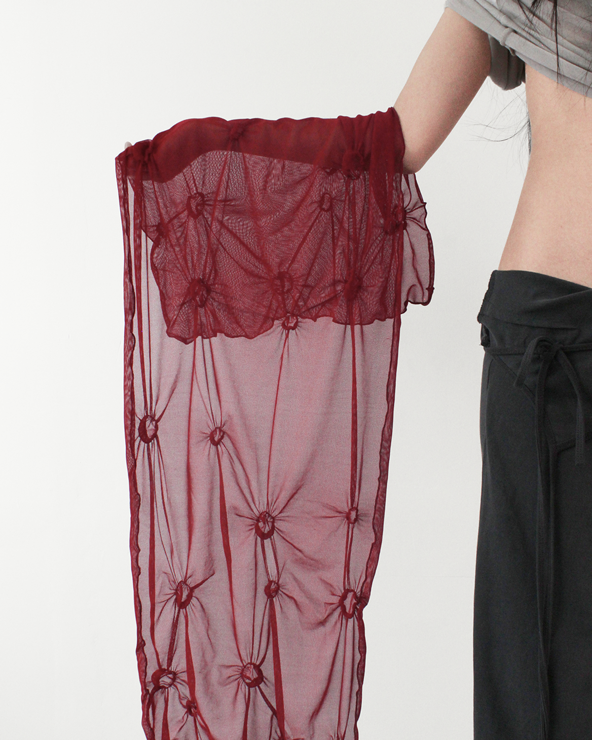 카셀(CACELE) MESH DOT SHIRRED SCARF, RED