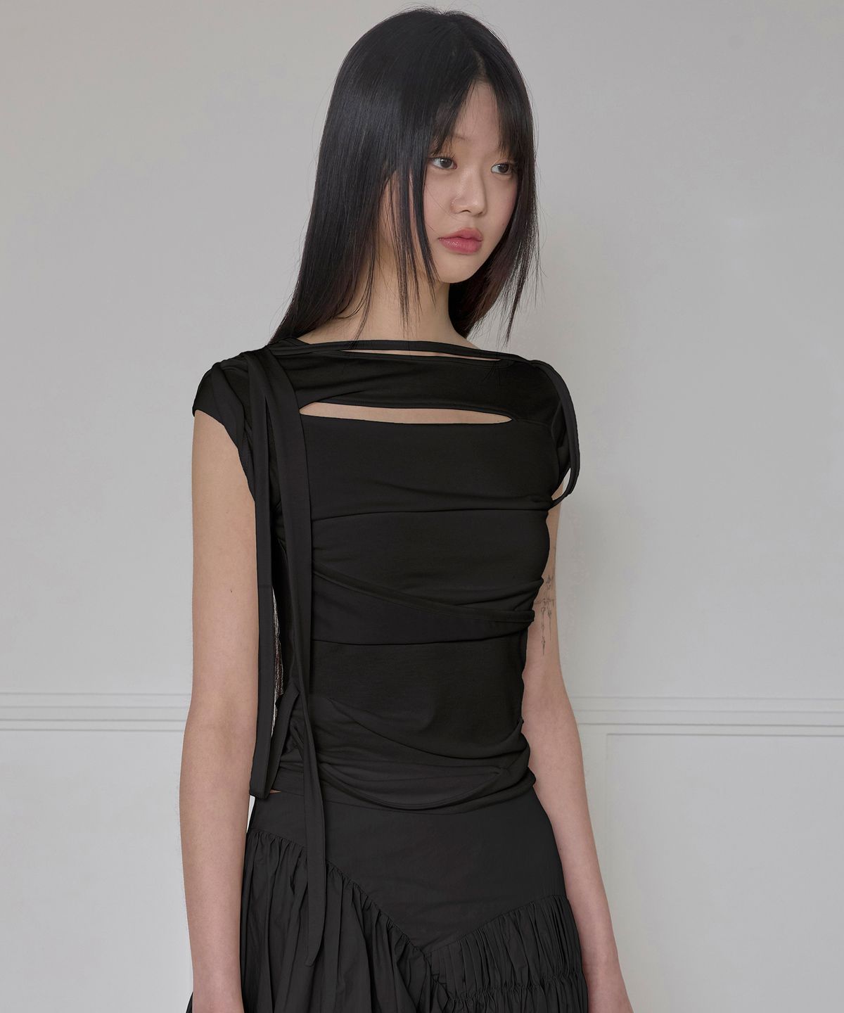 플레어업(FLAREUP) Asymmetrical Draped Strap Roll-Up T-Shirt (FL-170_Black)