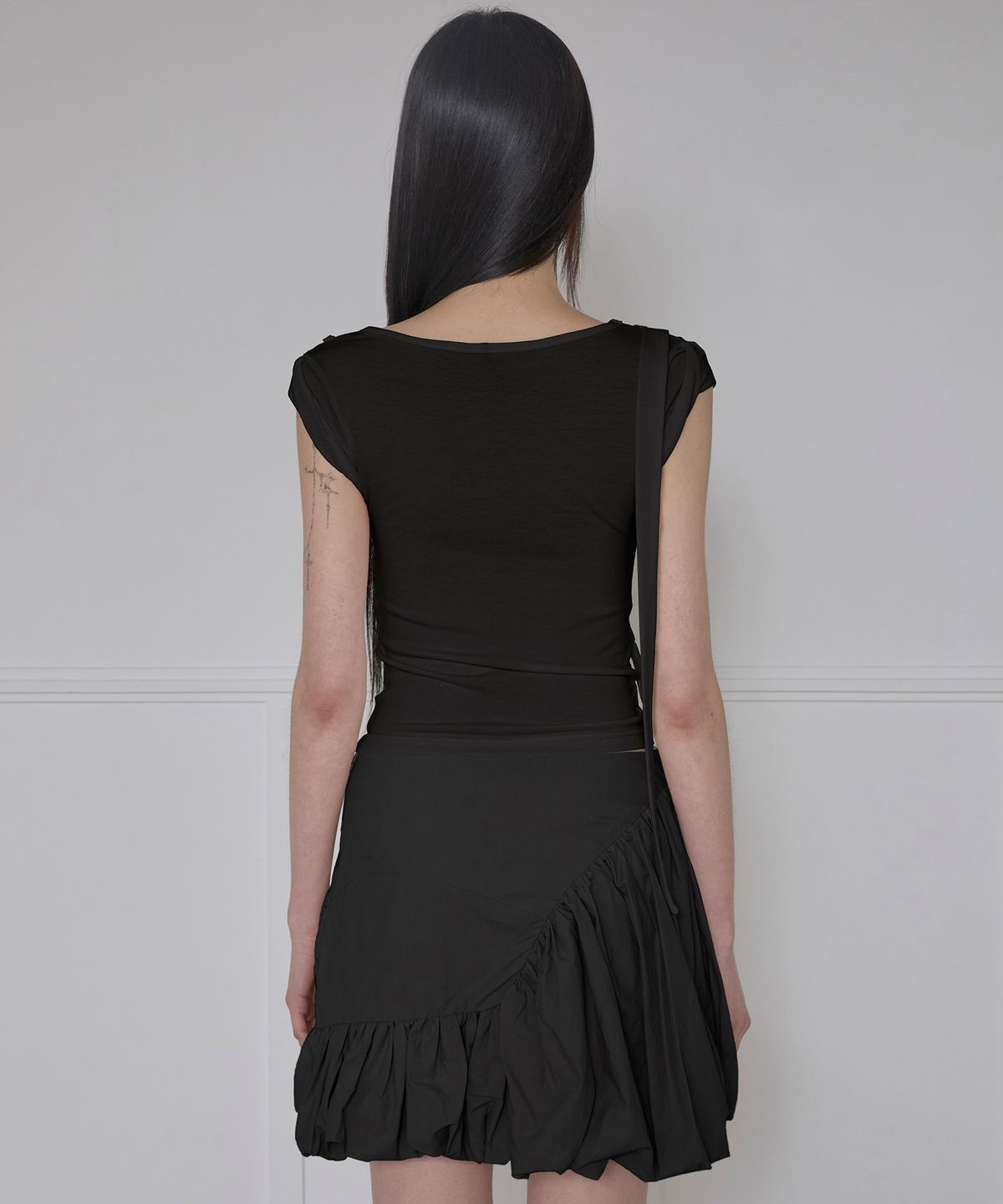 플레어업(FLAREUP) Asymmetrical Draped Strap Roll-Up T-Shirt (FL-170_Black)