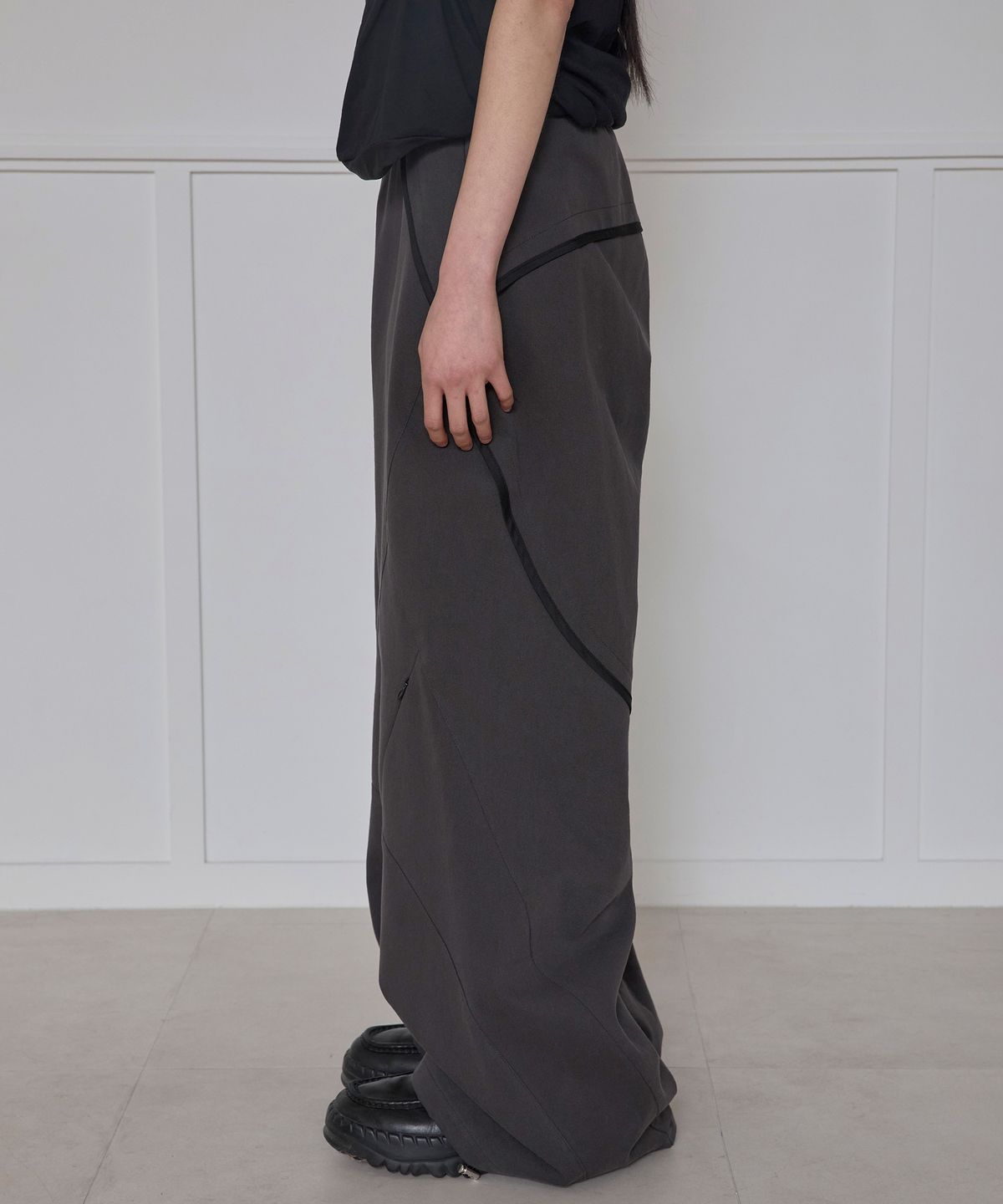 플레어업(FLAREUP) Asymmetrical Wide Pants (FL-253_Charcoal)