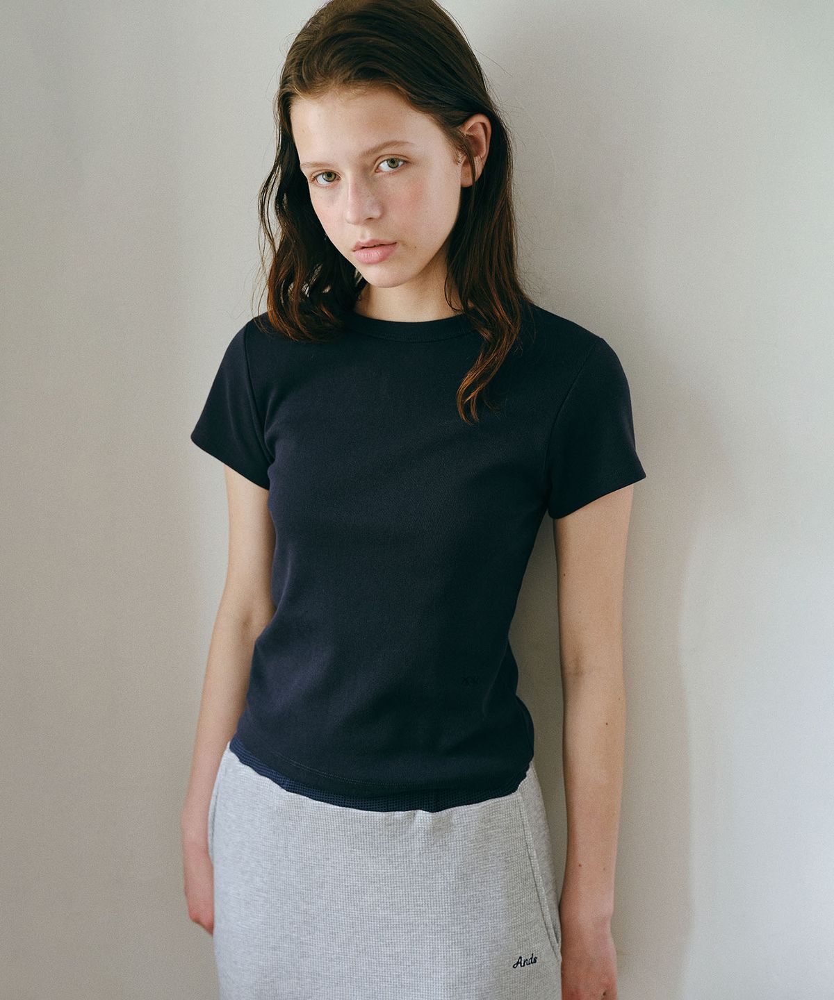 앤니즈(ANDNEEDS) Bessette half tee (navy)