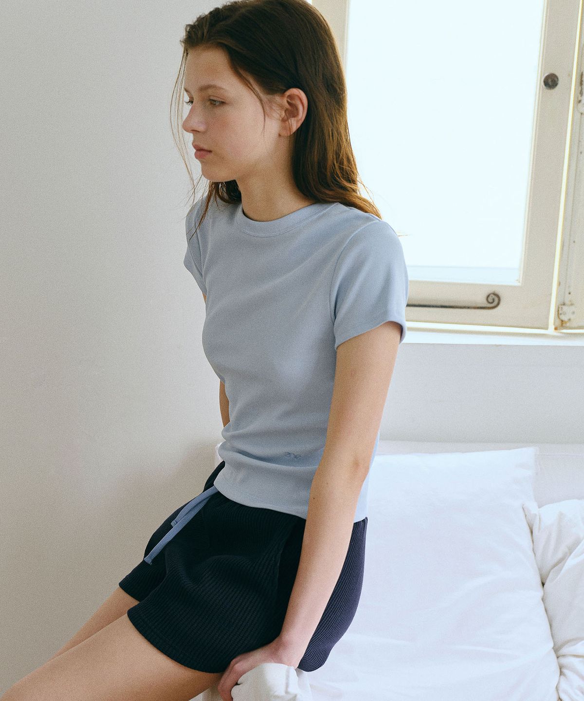 앤니즈(ANDNEEDS) Bessette half tee (light blue)