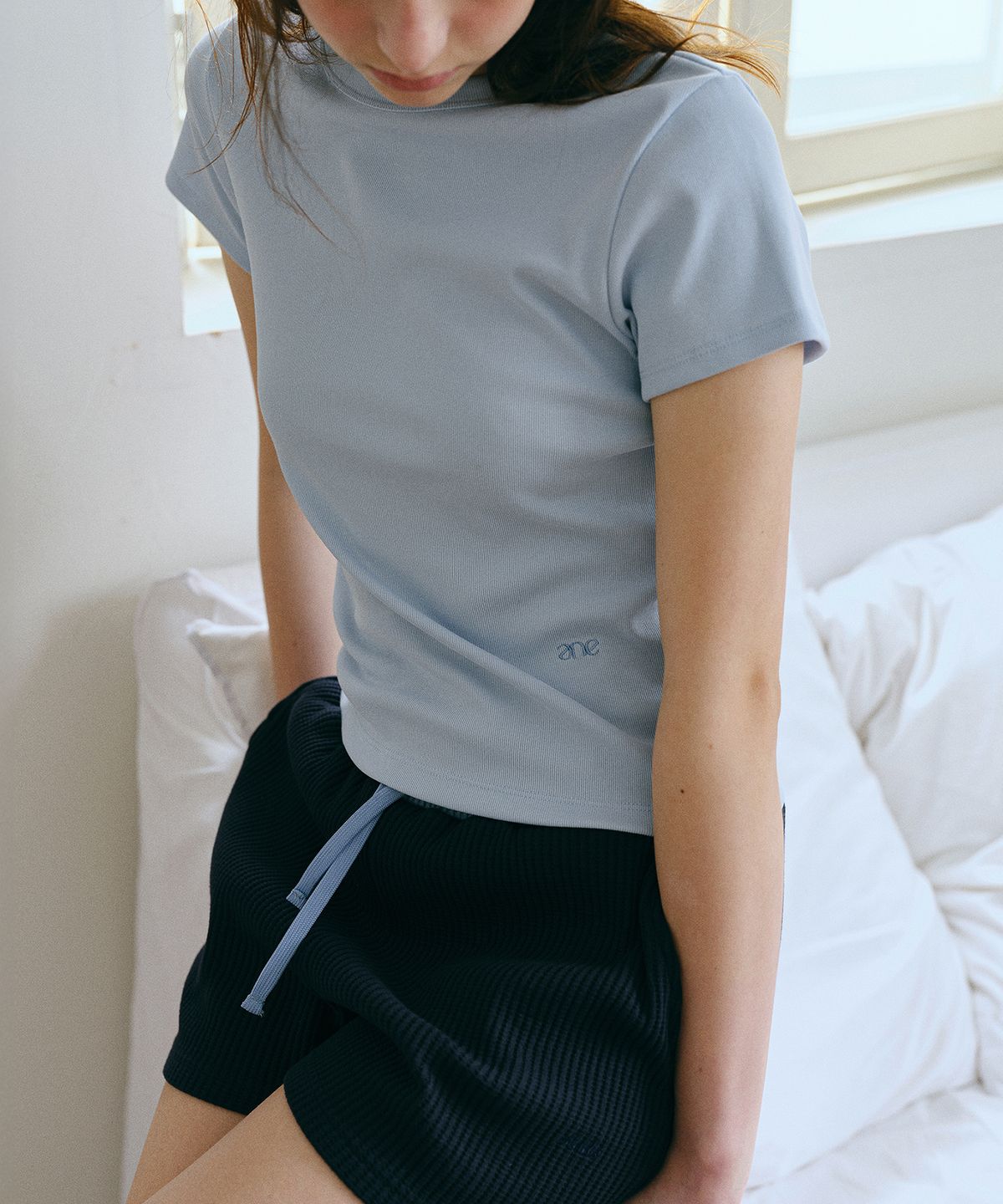 앤니즈(ANDNEEDS) Bessette half tee (light blue)