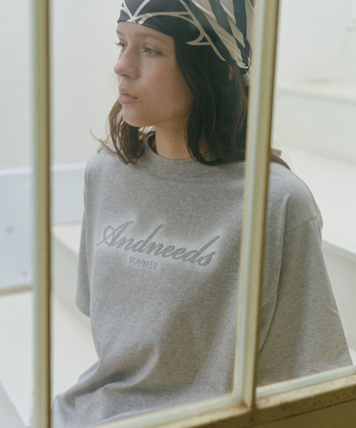 앤니즈(ANDNEEDS) Spray half tee (melange gray)