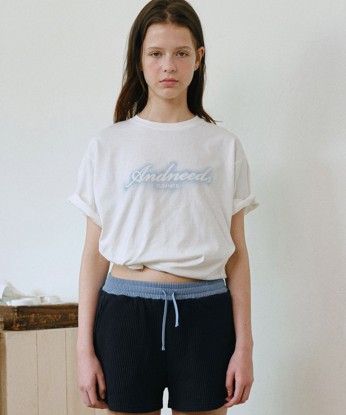 앤니즈(ANDNEEDS) Spray half tee (white)