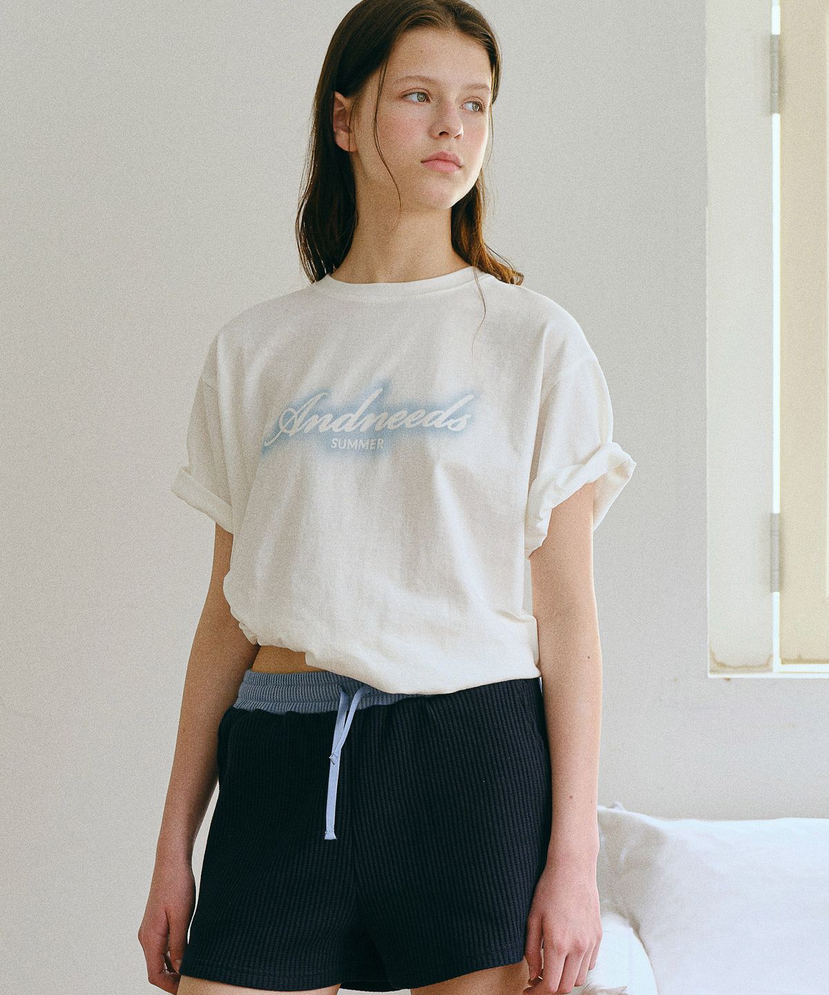 앤니즈(ANDNEEDS) Spray half tee (white)