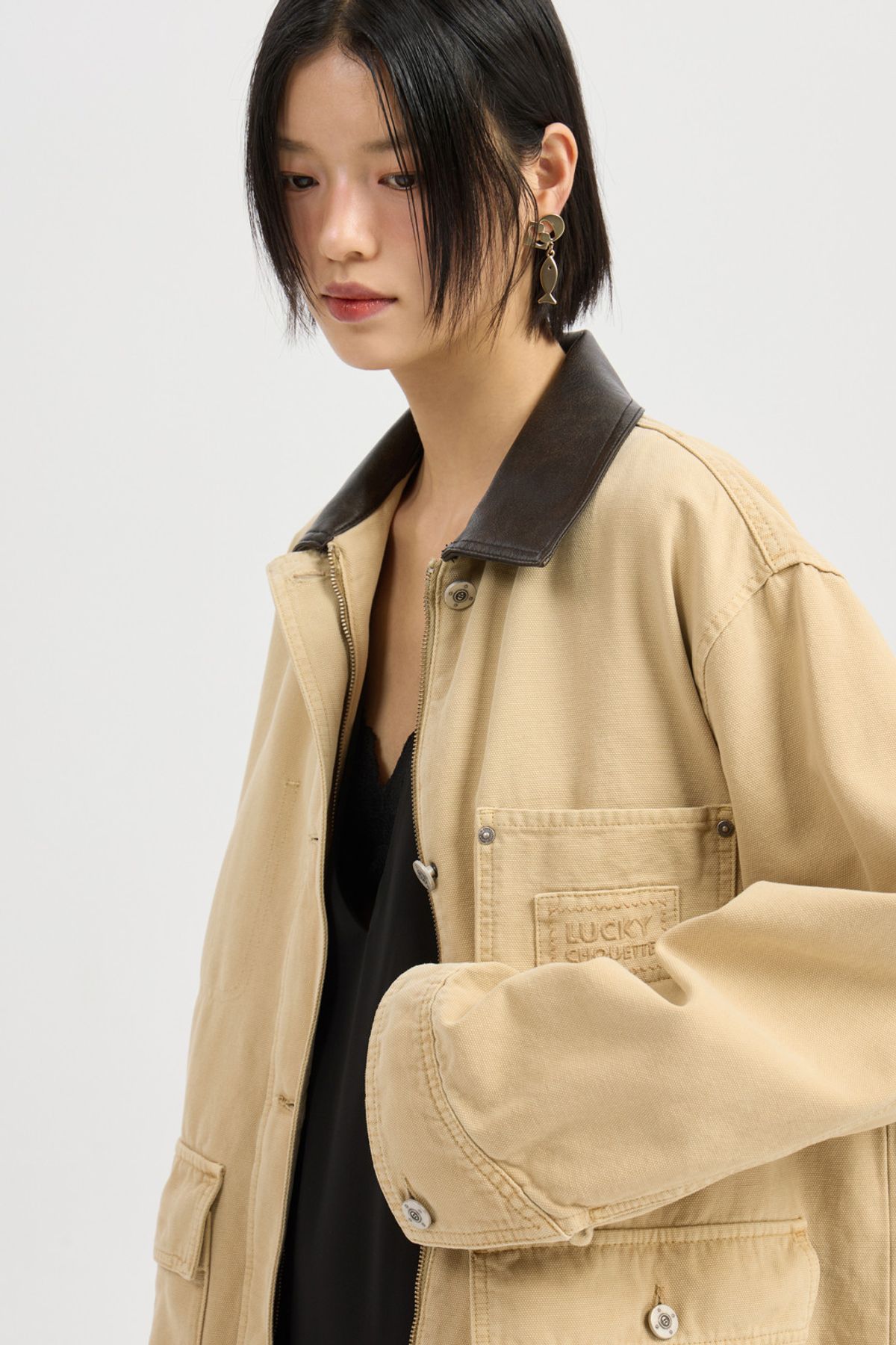 럭키슈에뜨(LUCKY CHOUETTE) Fake Leather Collar Denim Jumper (dark beige) LFPDM25360BED