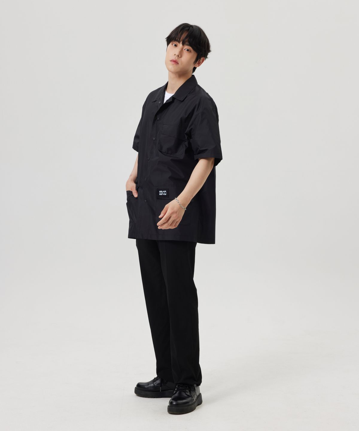 수달컴퍼니(SOODALCOMPAMY) 오픈 백 하프 워크셔츠 블랙